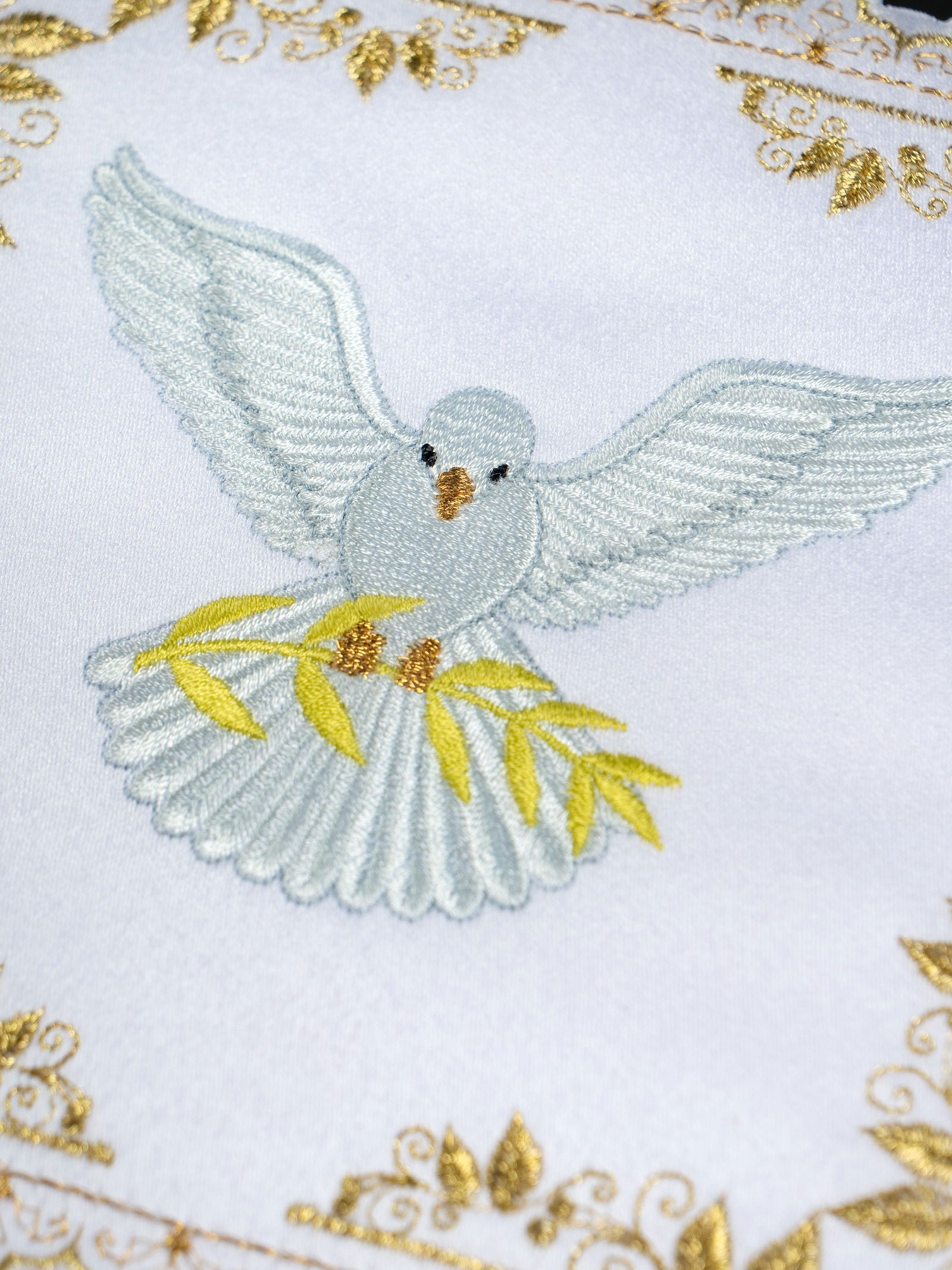 Chalice linen set with embroidered dove motif