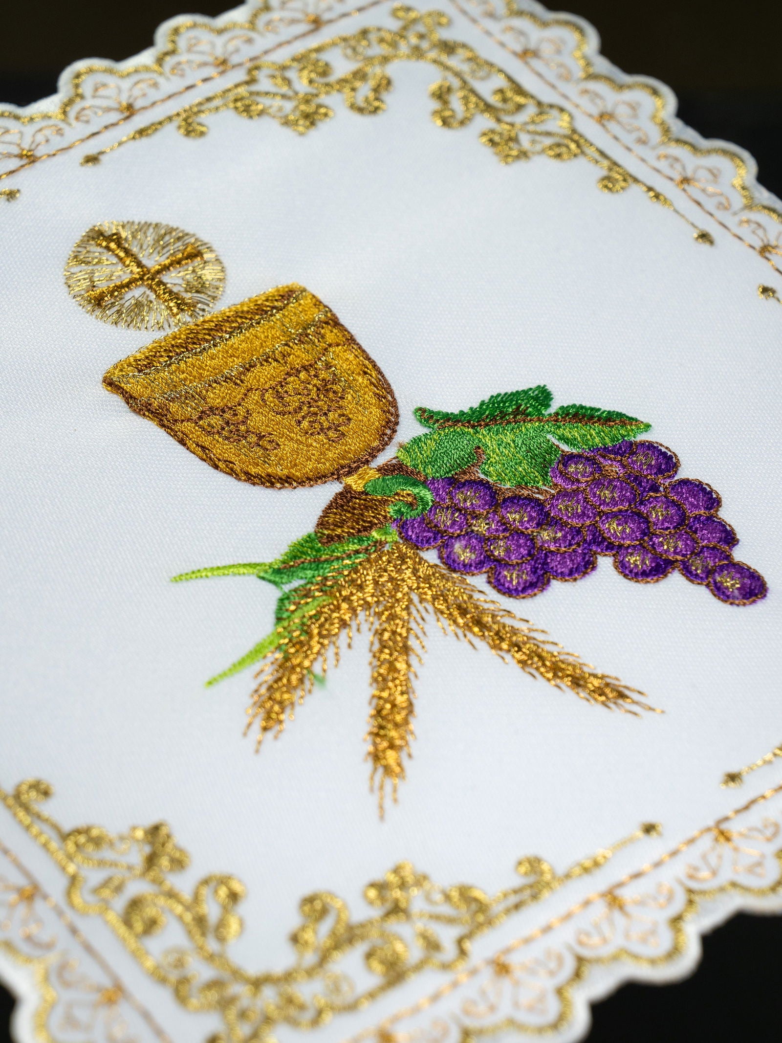 Chalice linens set with motif of chalice, grapes, ears and hosts