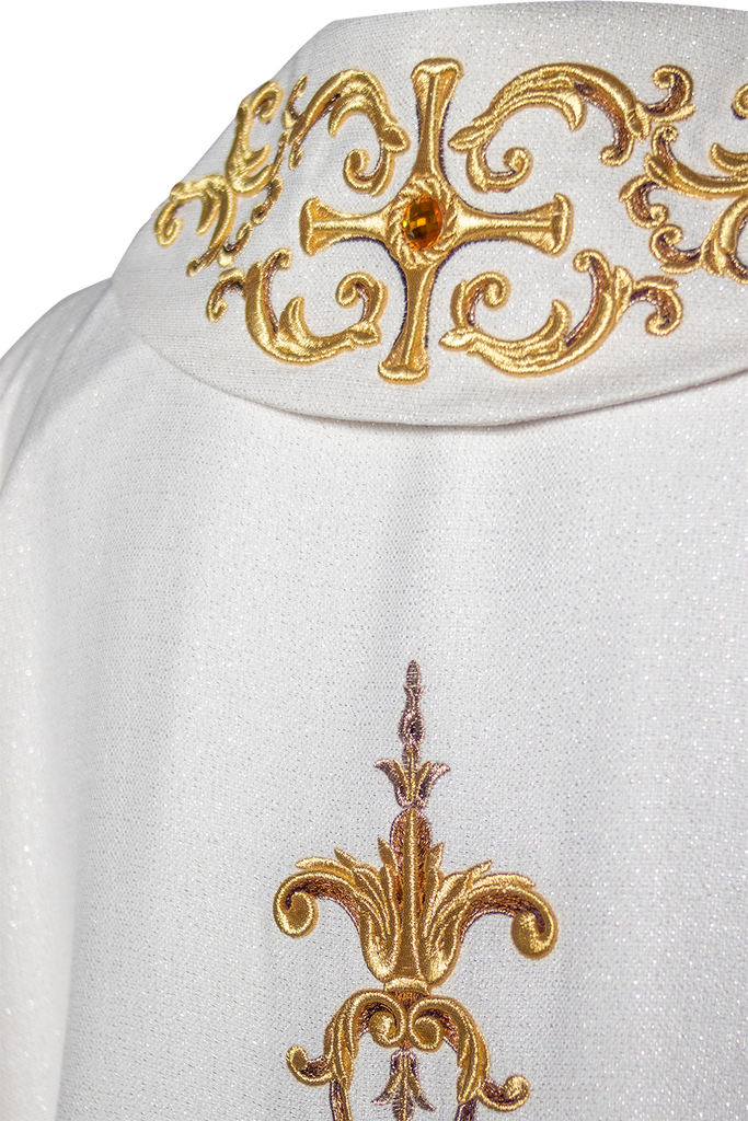 Chasuble richly embroidered, adorned with gemstones