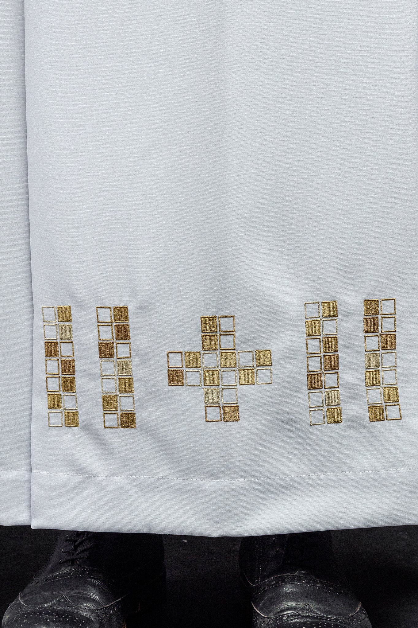Liturgical alb with mosaic cross embroidery S - 6051 - 04 145cm/176cm - HAFTINAUSA.COM