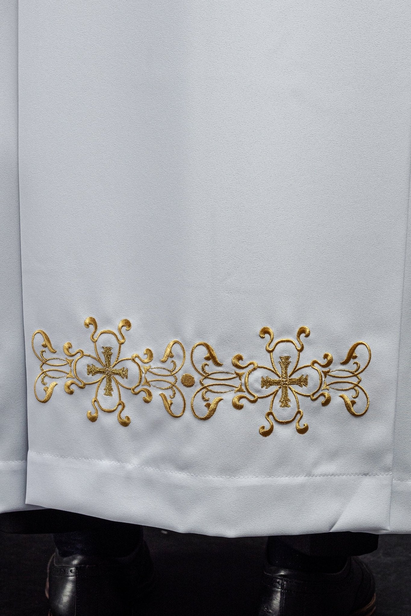 Liturgical alb with turtleneck decorated with embroidery white S - 6053 - 04 135cm/164cm - HAFTINAUSA.COM