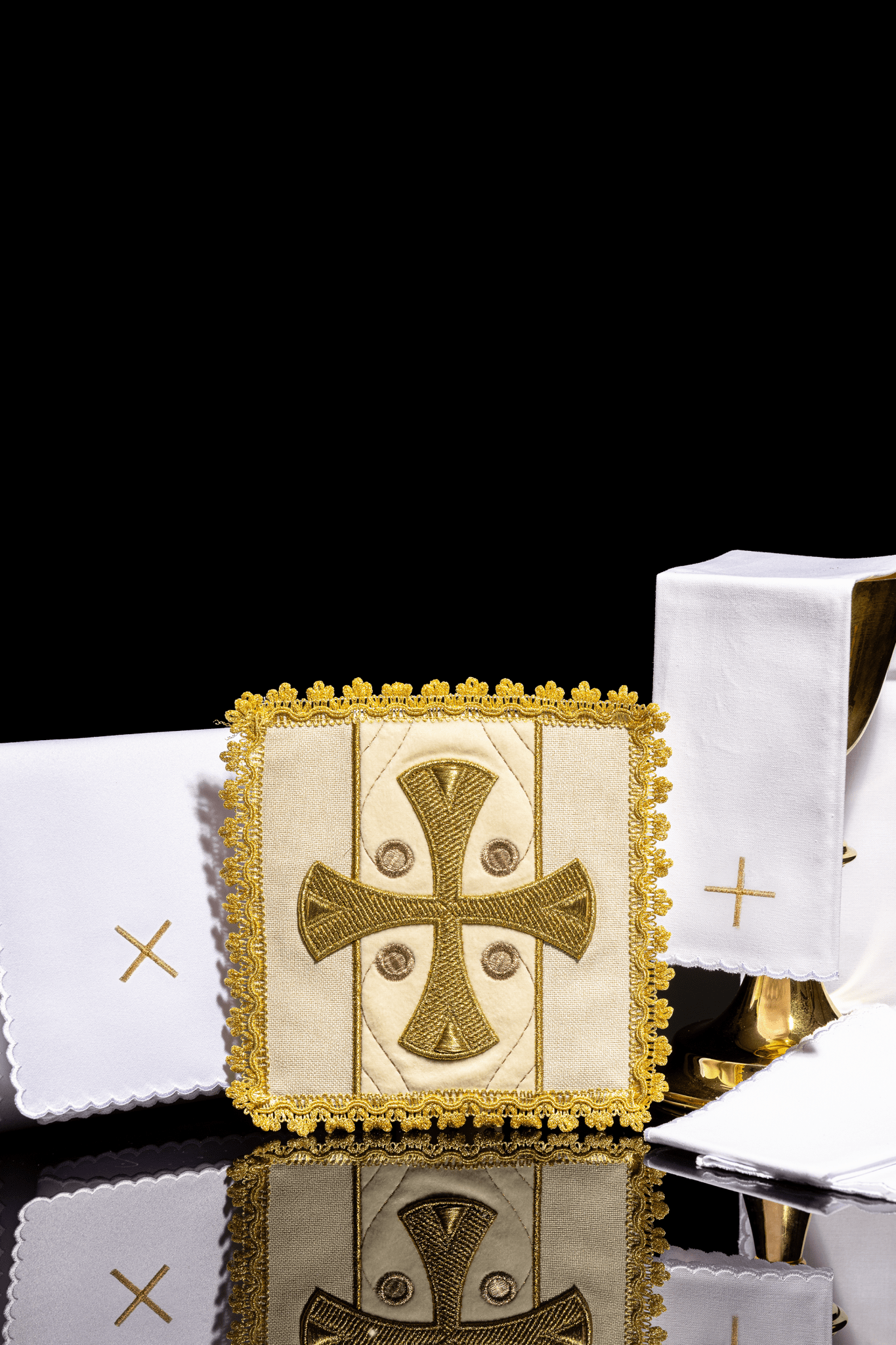Liturgical chalice linens ecru embroidered on velvet S - 5568/05 - HAFTINAUSA.COM