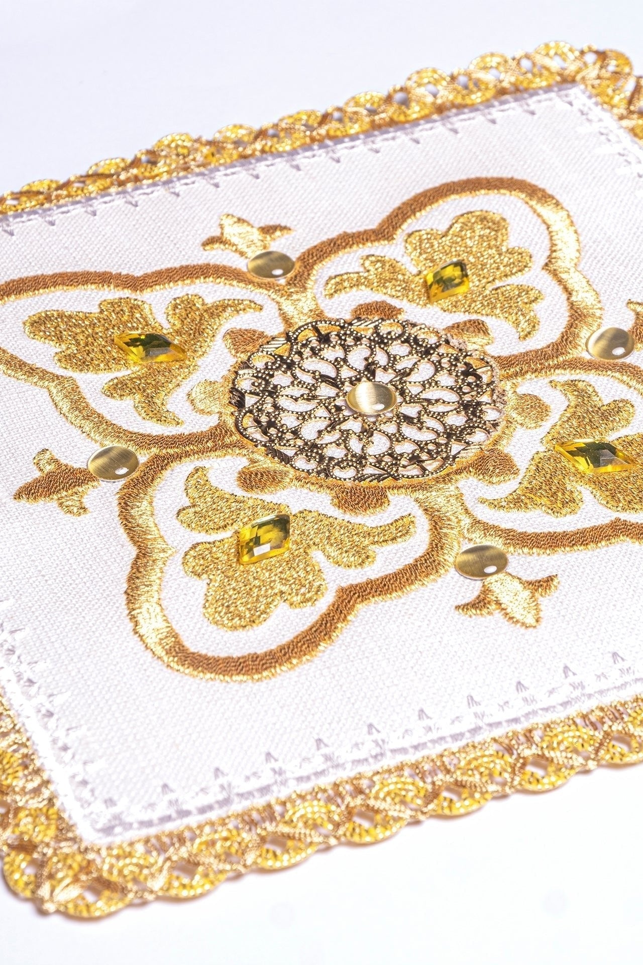 Linen Chalice Linens with Delicate Chalice and Grape Embroidery