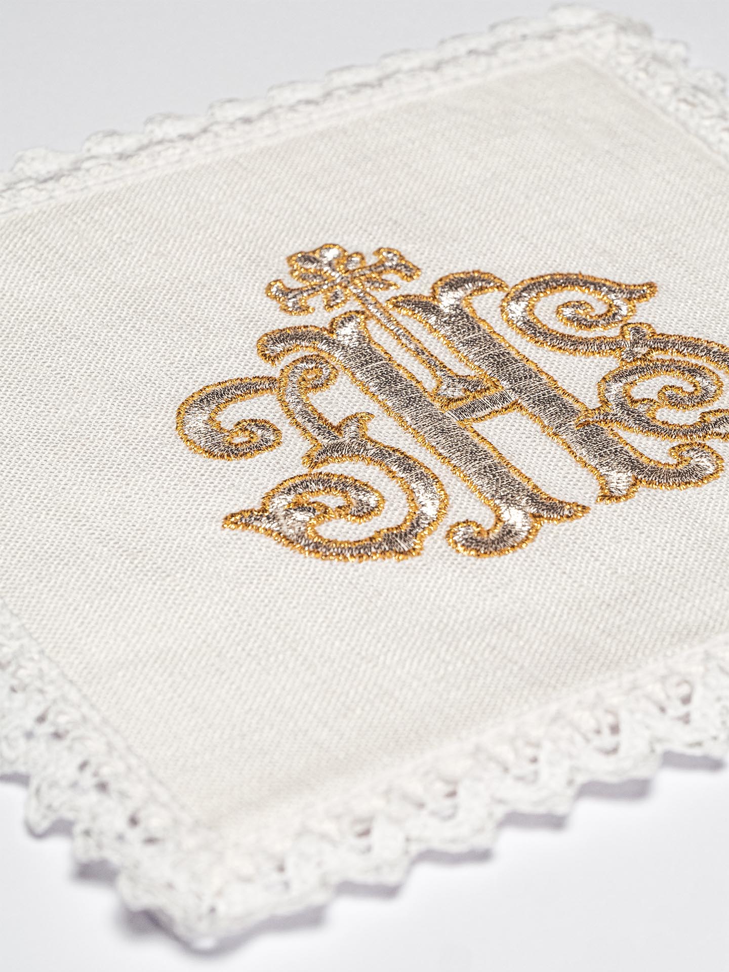 Embroidered altar linen IHS KKL/72