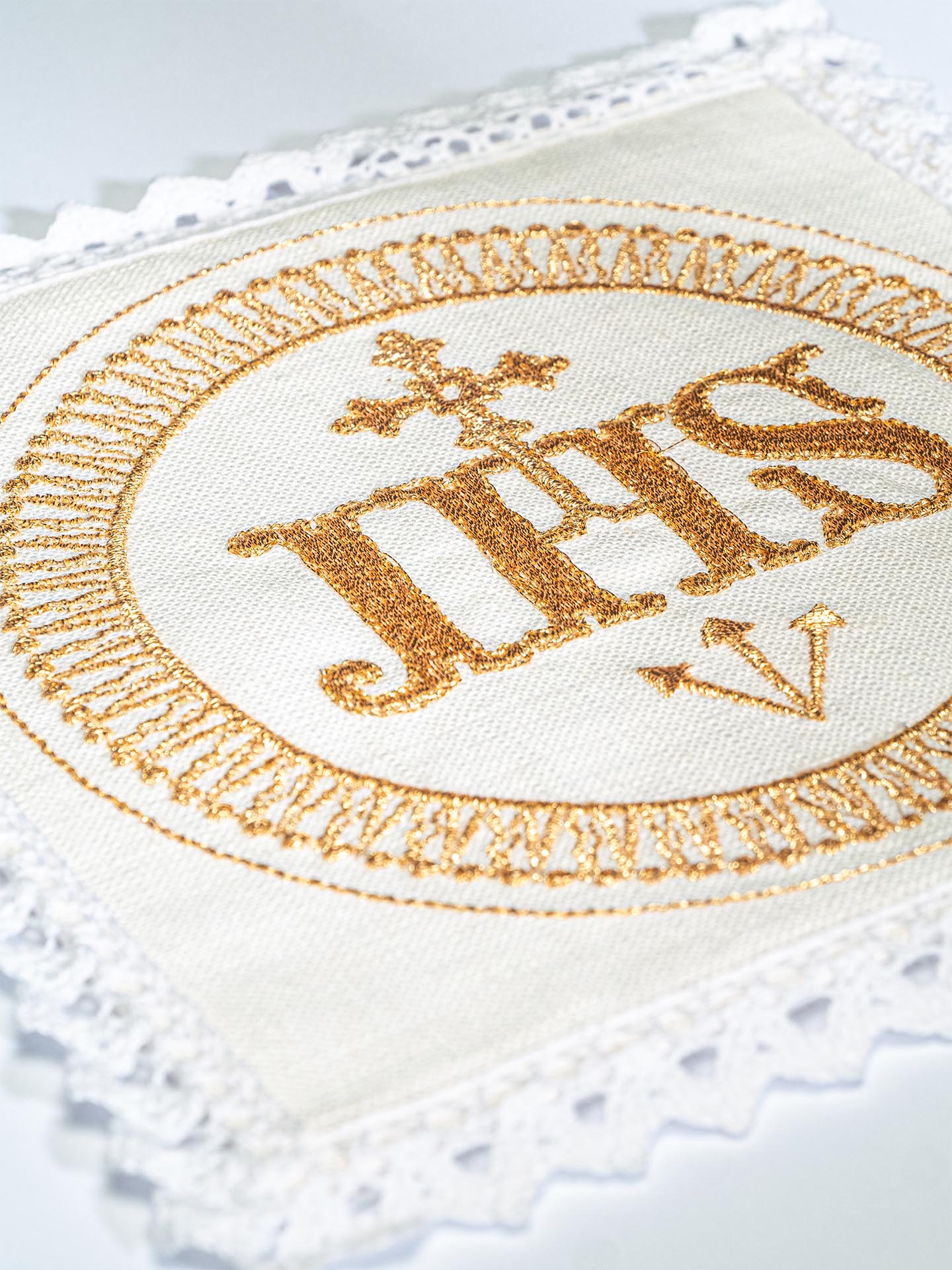 Embroidered altar linen IHS KKL/82