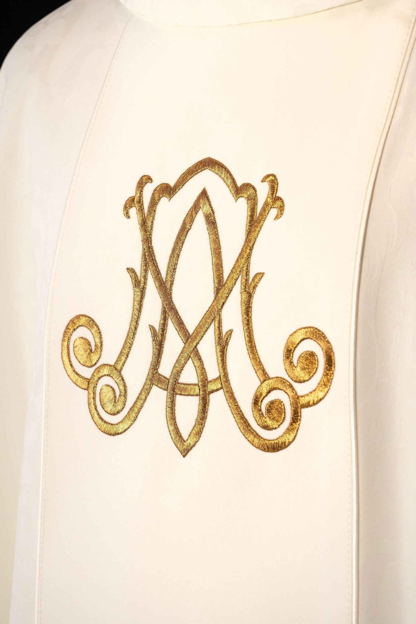 Marian liturgical chasuble with embroidered lilie