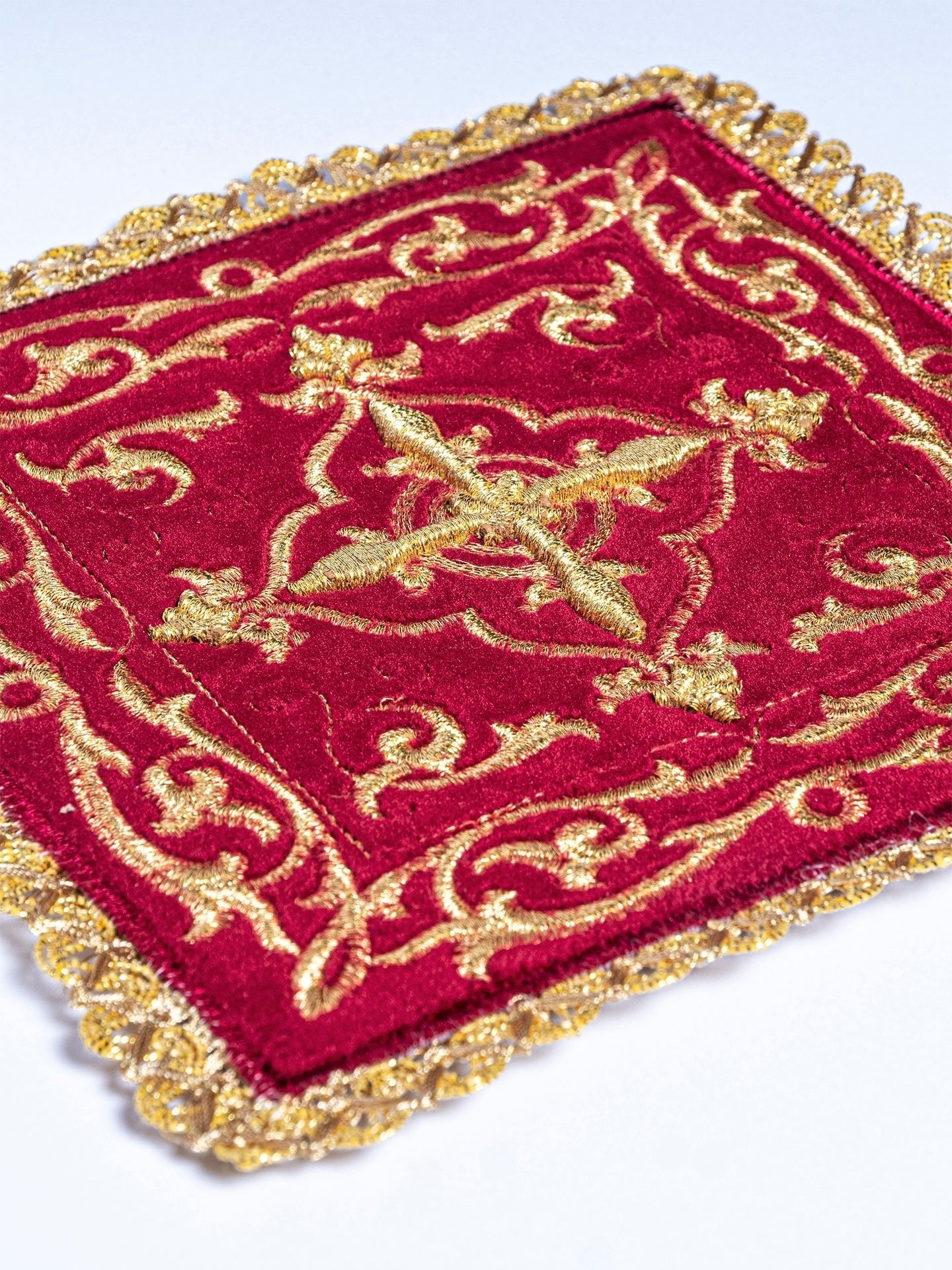 Mass linen with cross motif and pall made of red velvet KKL/5003/C1 - HAFTINAUSA.COM