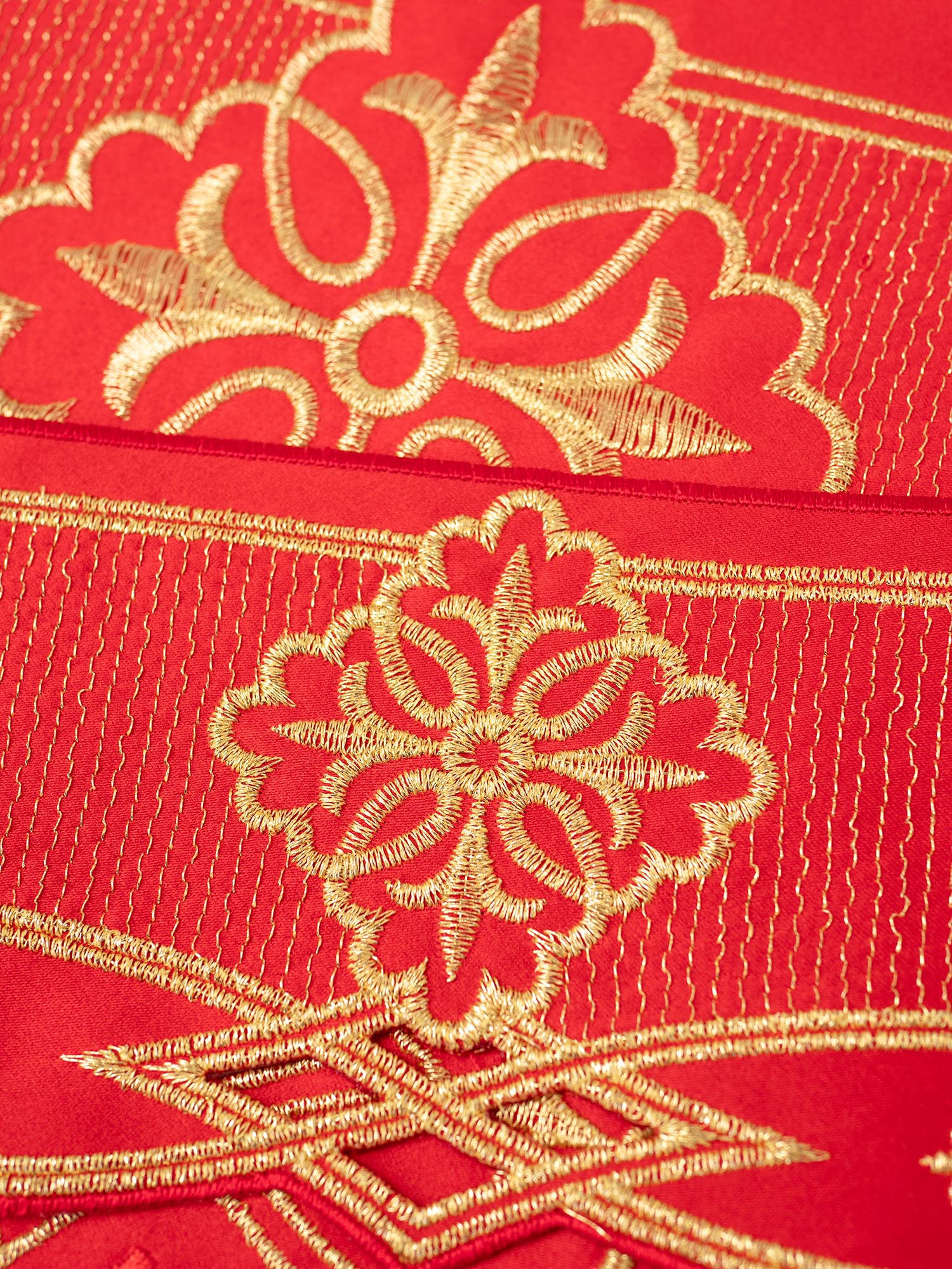 Trimmings with front embroidery Rosette in red