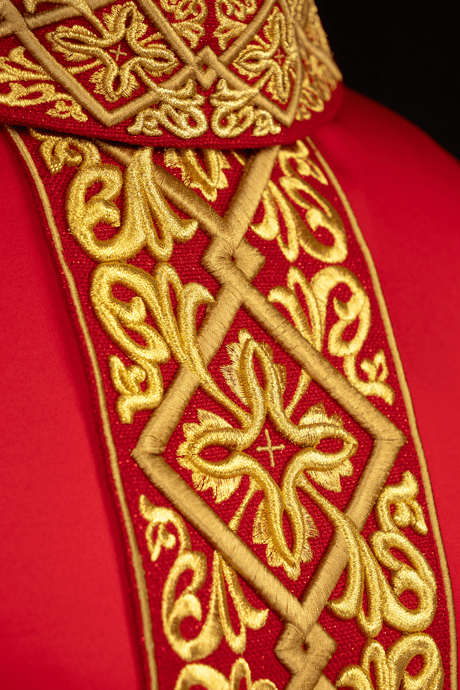 Red chasuble with embroidered collar - HAFTINAUSA.COM