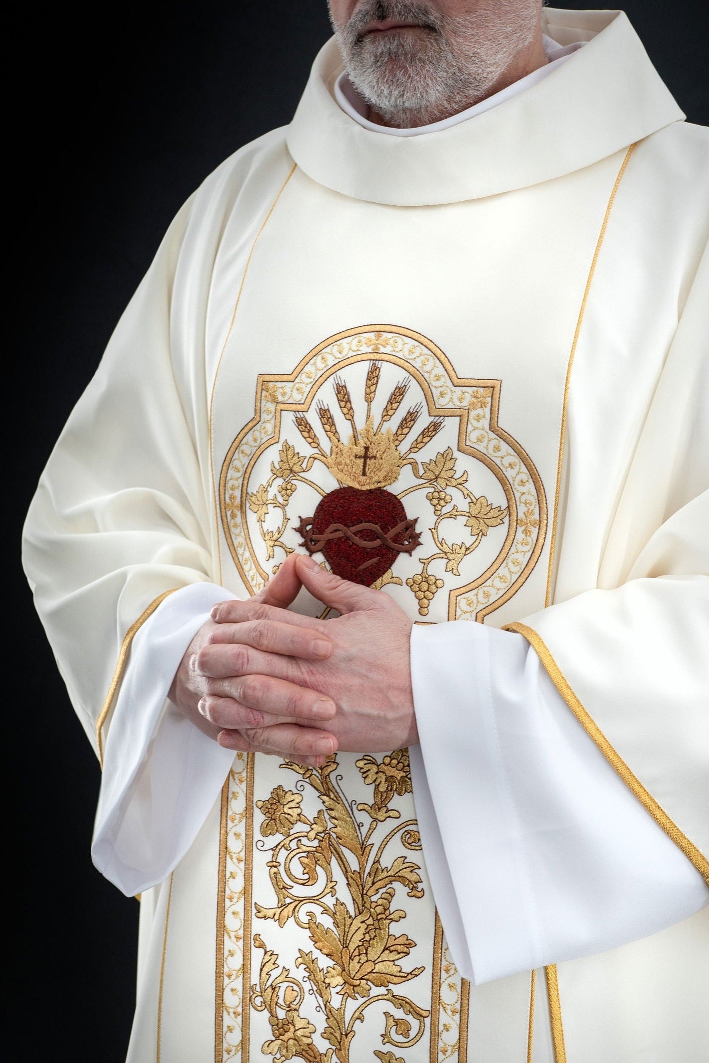 Chasuble richly embroidered with the symbol of the Sacred Heart of Jesus in ecru