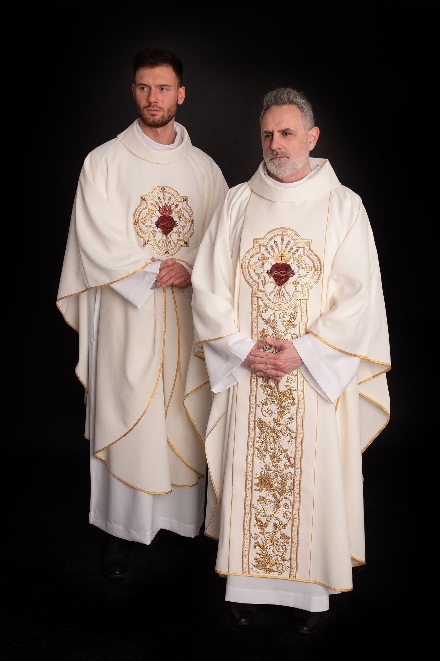 Chasuble richly embroidered with the symbol of the Sacred Heart of Jesus in ecru