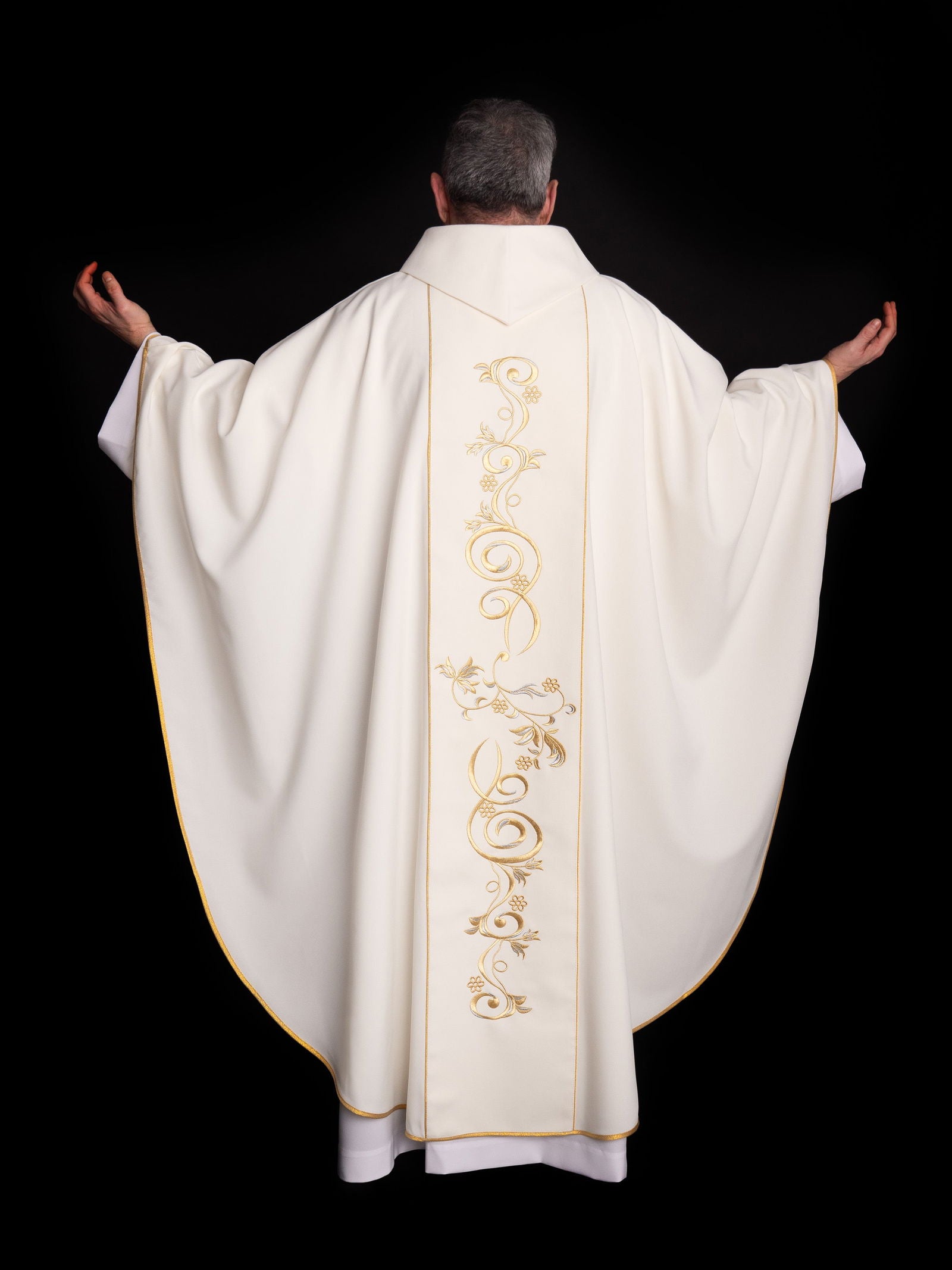 Ecru chasuble with the image of Jesus