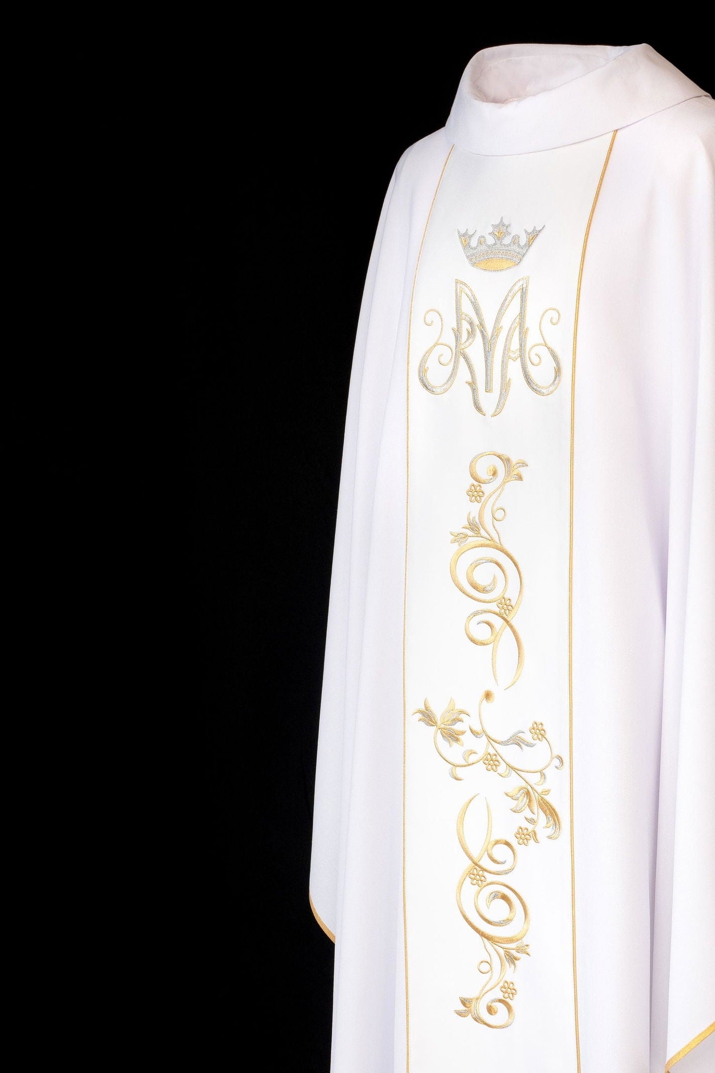 Marian liturgical chasuble with embroidered belt