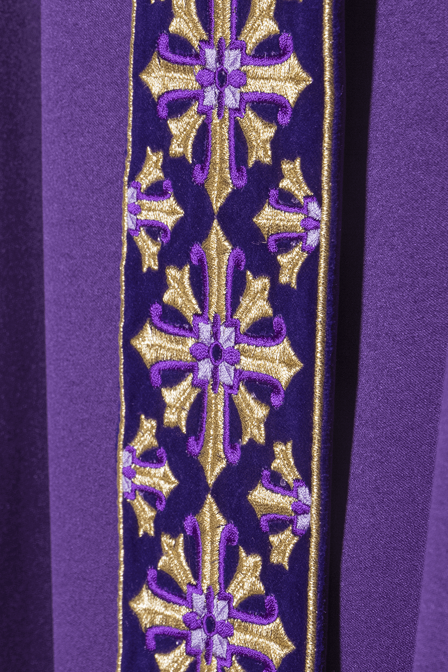 Chasuble with shiny embroidery in purple