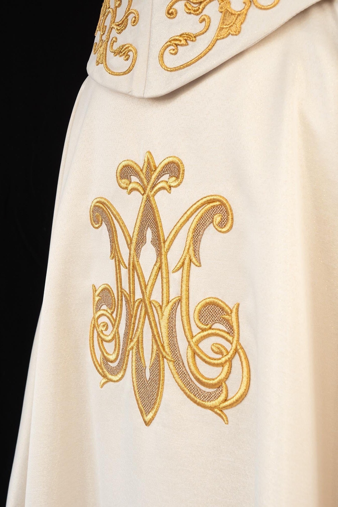 Liturgical chasuble with the image of Our Lady hugging the baby Jesus