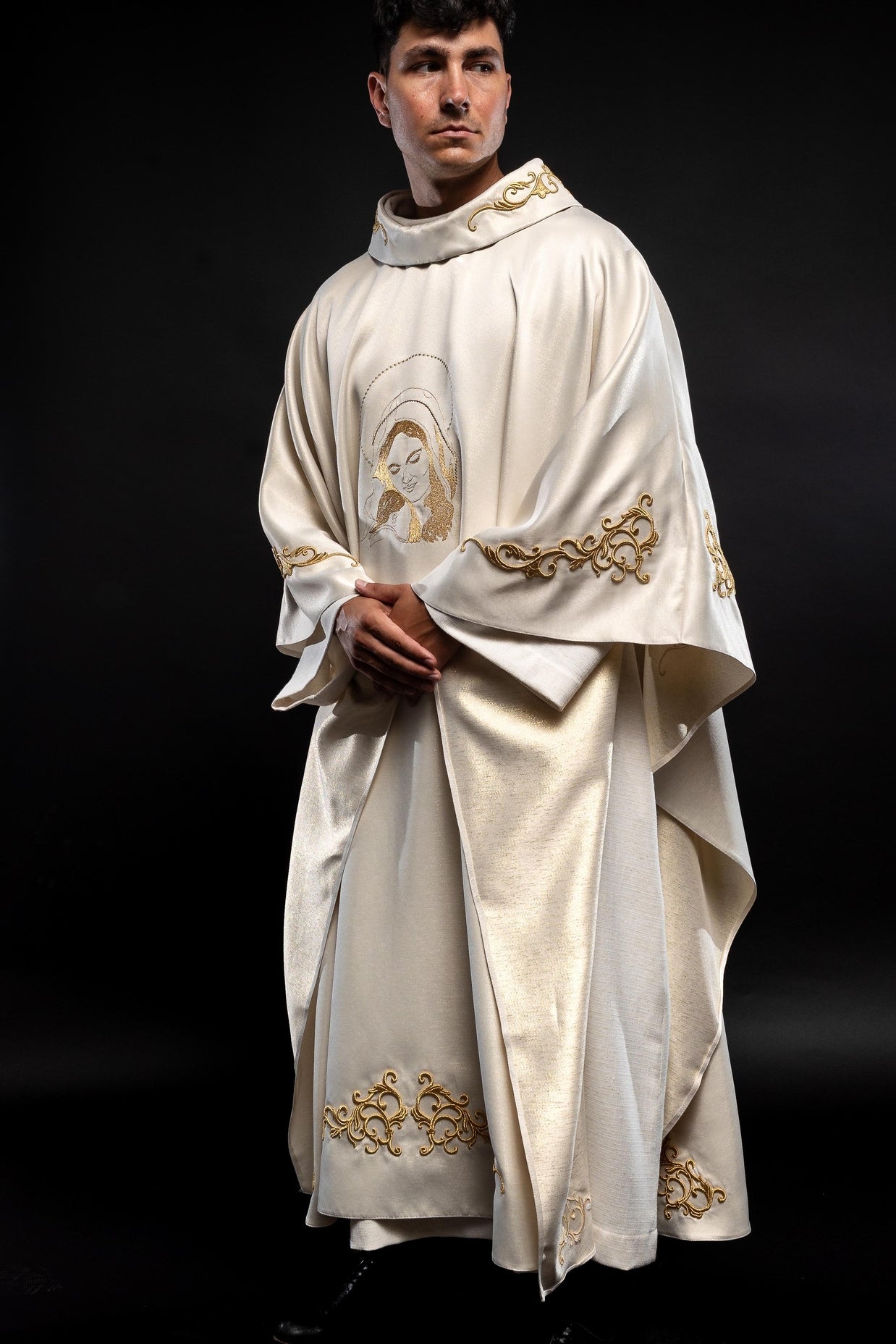 Liturgical chasuble with the image of Our Lady hugging the baby Jesus