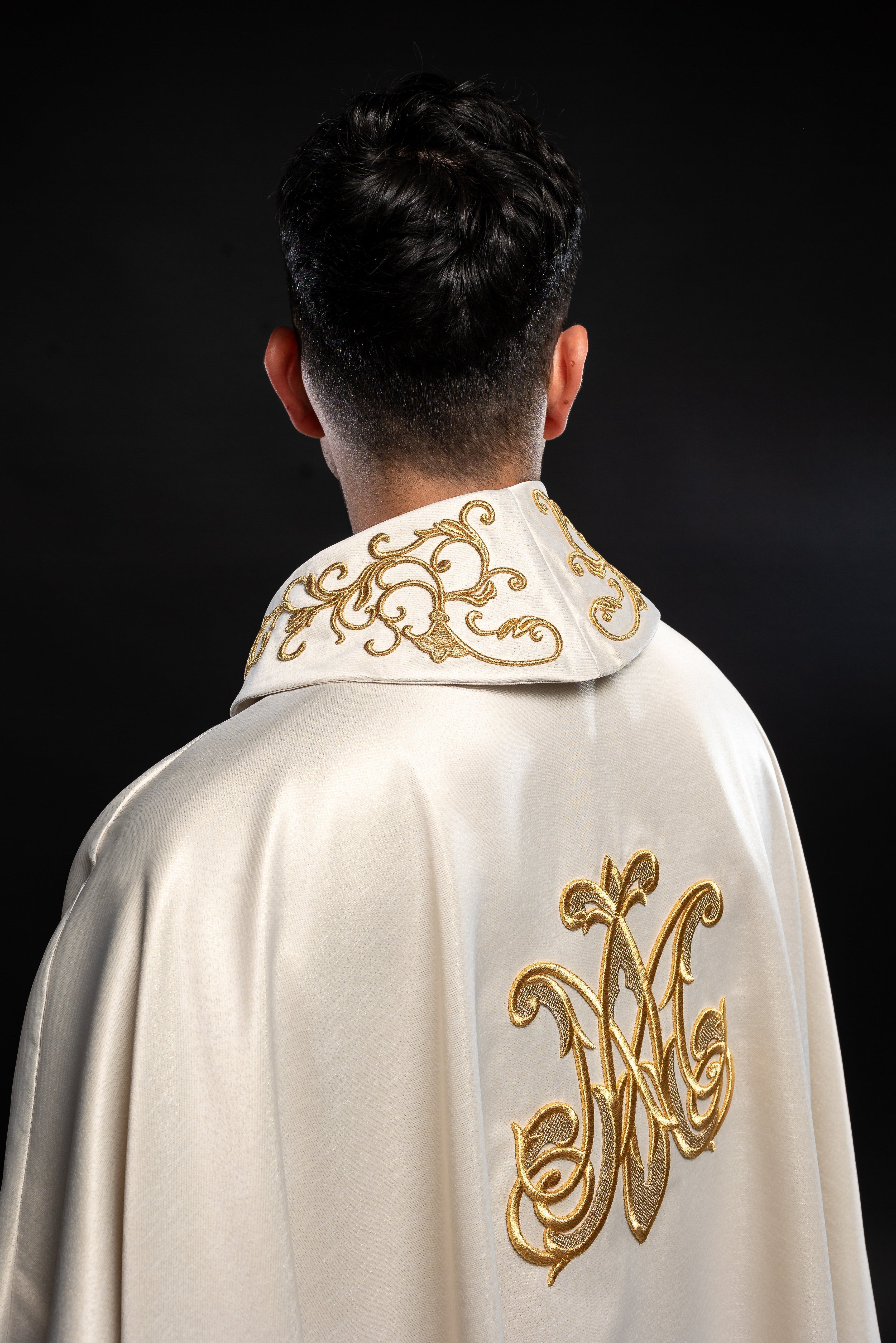 Liturgical chasuble with the image of Our Lady hugging the baby Jesus