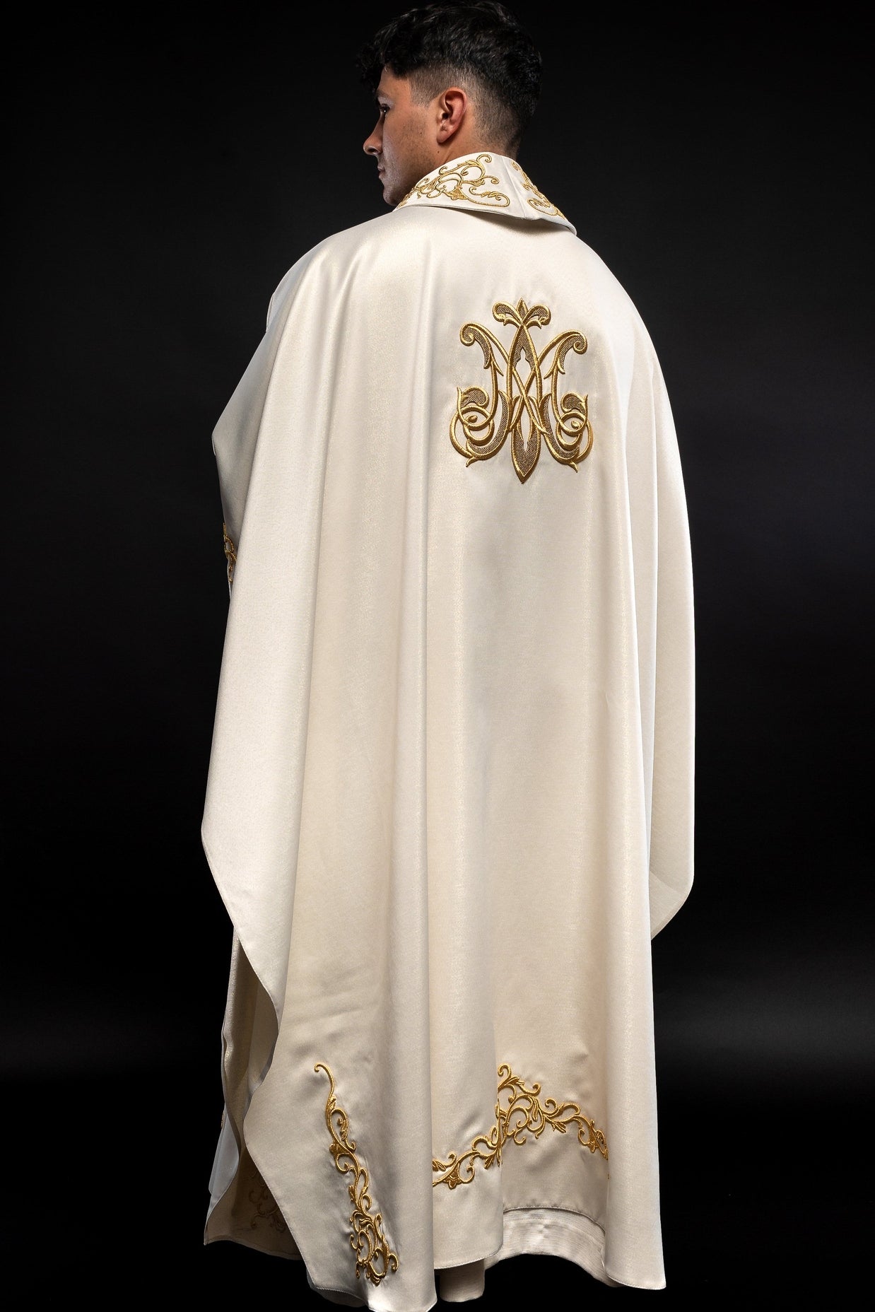 Liturgical chasuble with the image of Our Lady hugging the baby Jesus