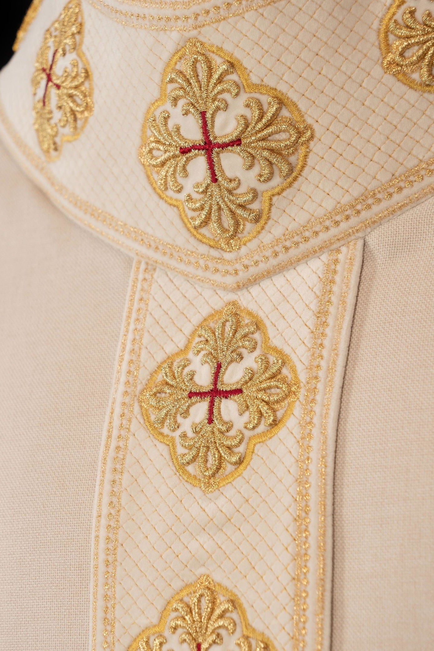 Chasuble in ecru color with embroidered belt and collar in crosses