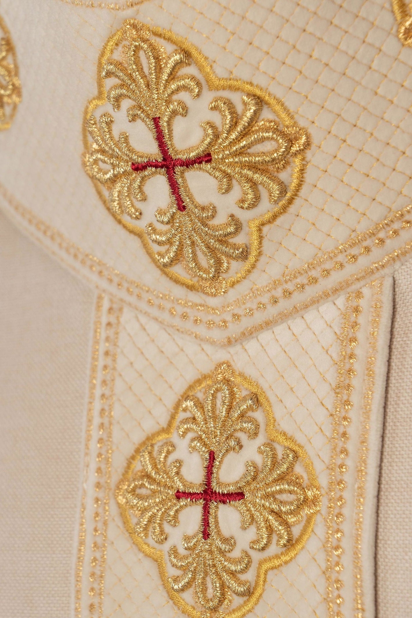 Chasuble in ecru color with embroidered belt and collar in crosses