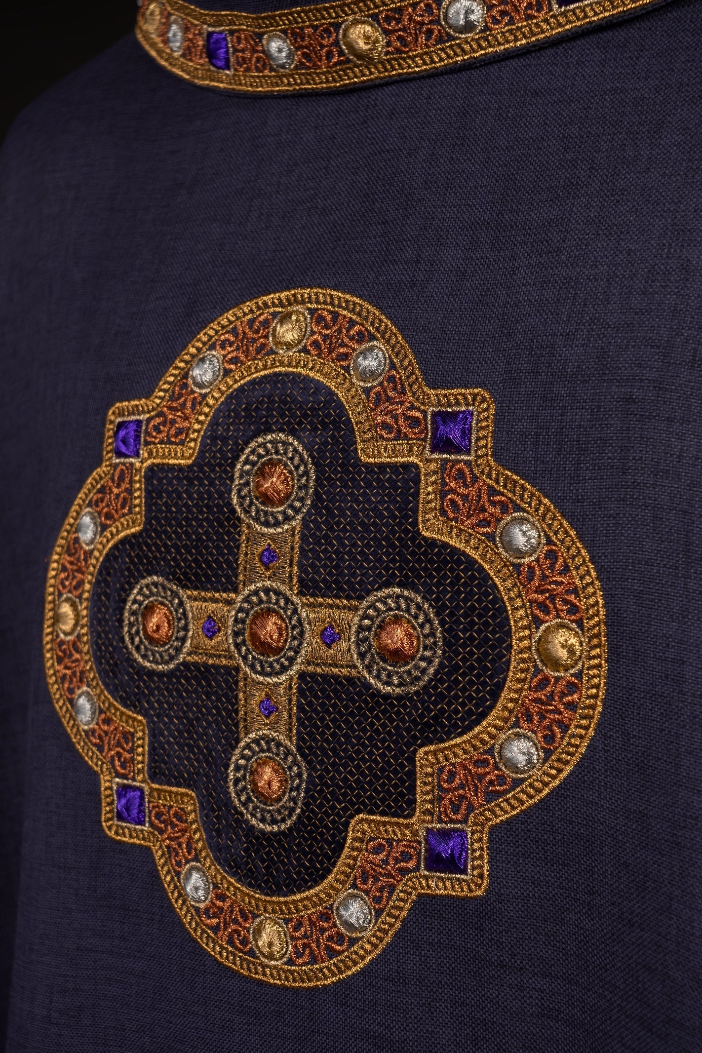 Chasuble in purple with embroidered piping on the collar and around the embroidery of the cros