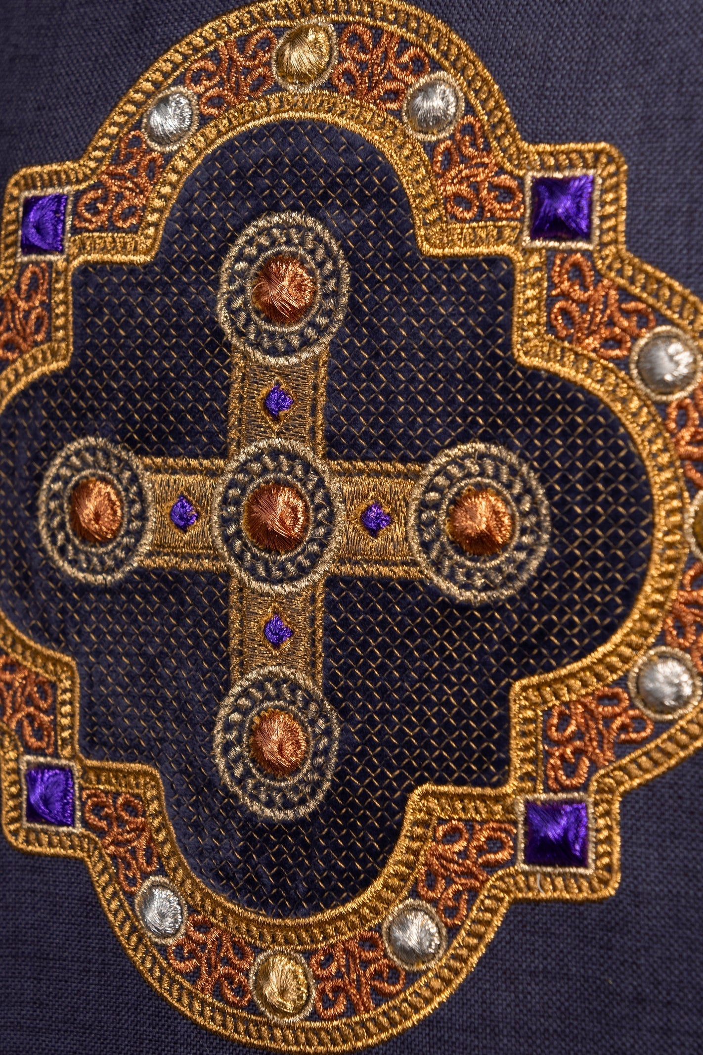 Chasuble in purple with embroidered piping on the collar and around the embroidery of the cros