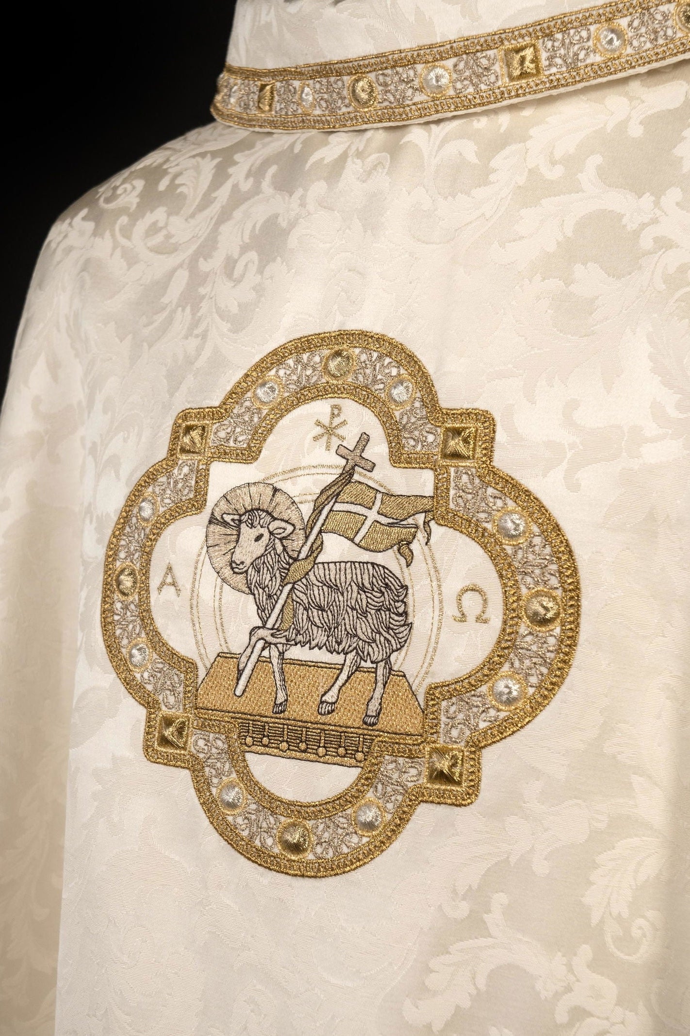 Chasuble with the Lamb of God for Easter made of decorative fabric - HAFTINAUSA.COM