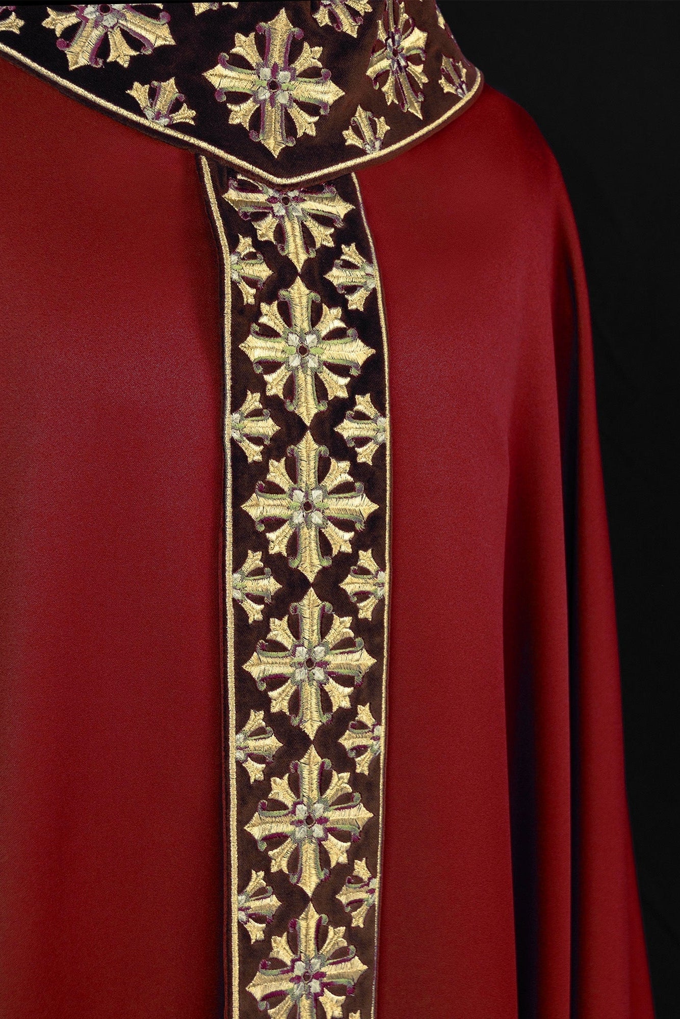 Chasuble with shiny embroidery in red