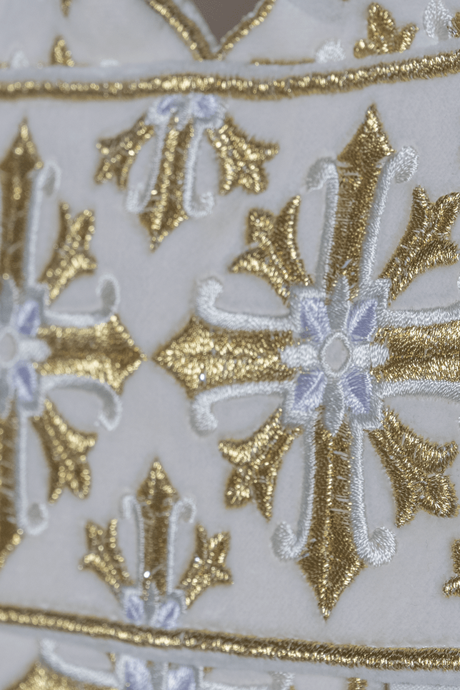 Chasuble with shiny embroidery in ecru