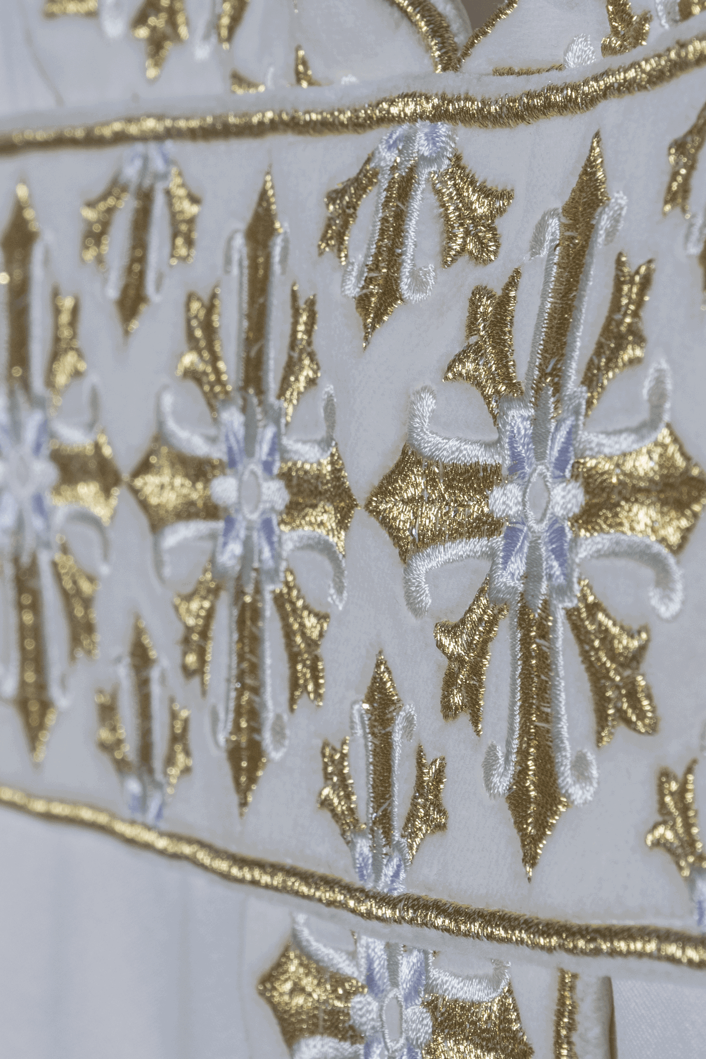 Chasuble with shiny embroidery in ecru