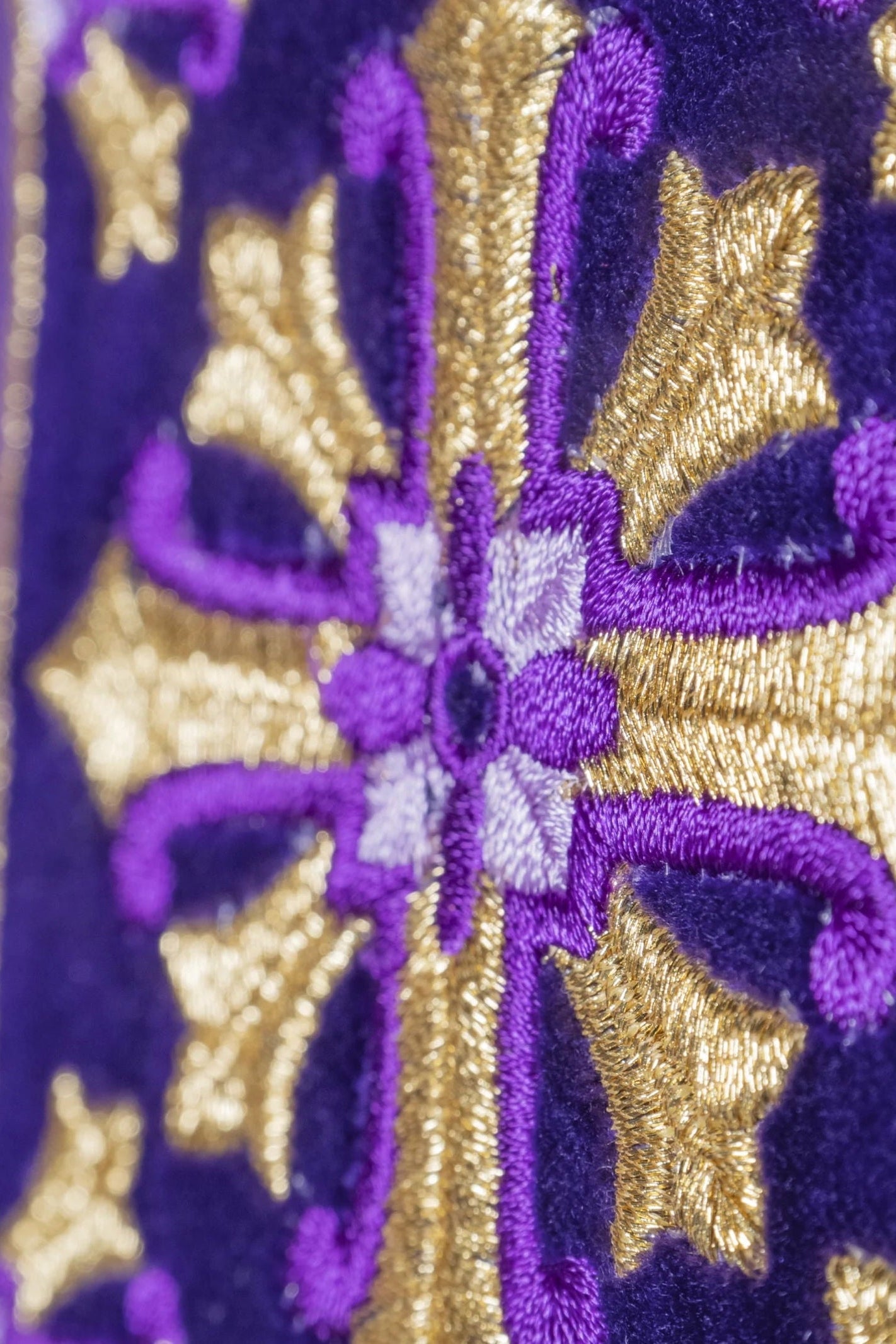 Chasuble with decorative embroidery in purple