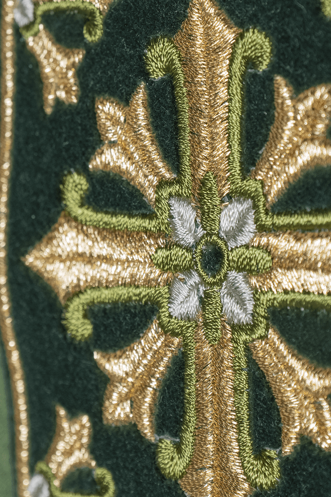 Chasuble with shiny embroidery in green