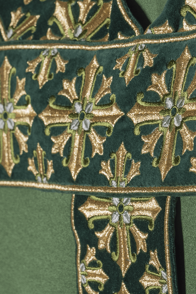 Chasuble with shiny embroidery in green