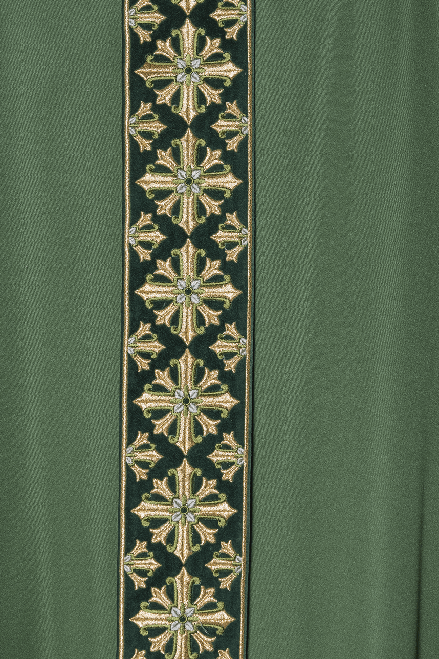 Chasuble with shiny embroidery in green