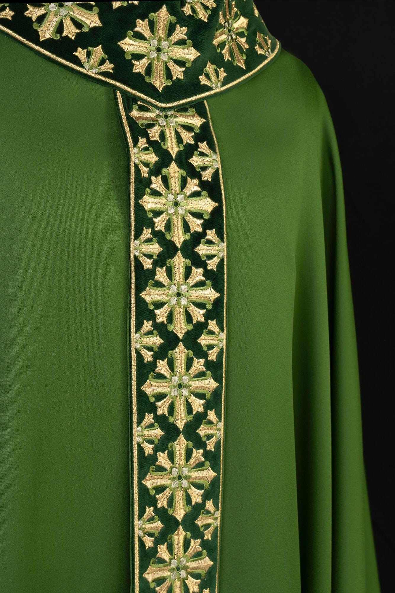 Chasuble with shiny embroidery in green