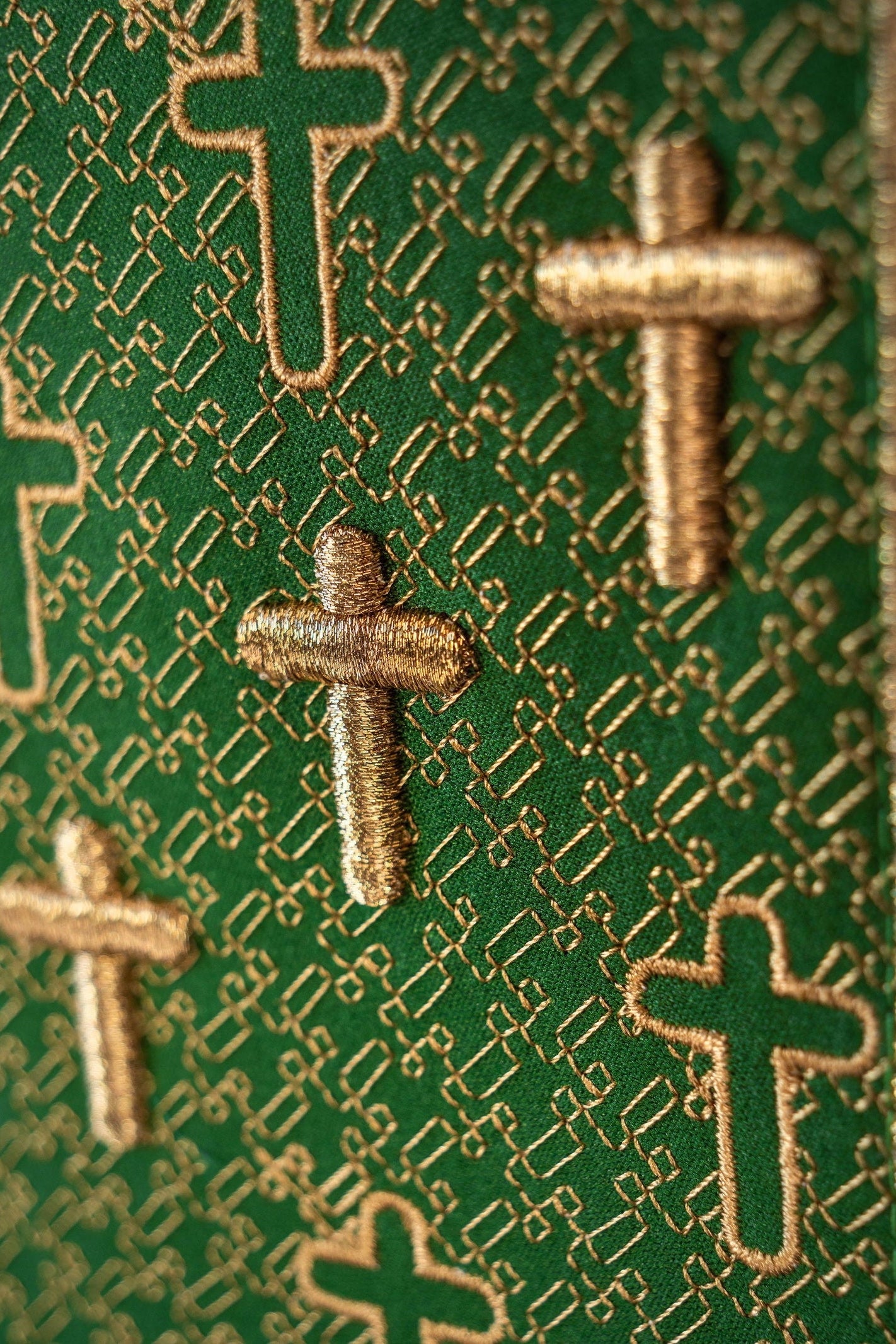 Chasuble with richly embroidered belt in green crosses