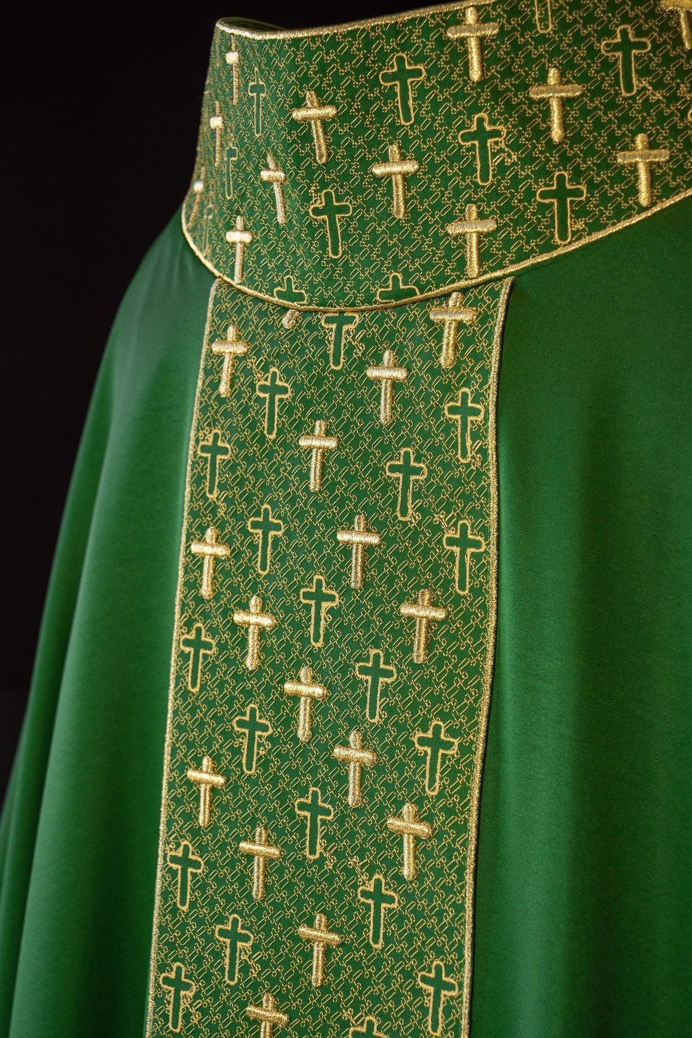 Chasuble with richly embroidered belt in green crosses