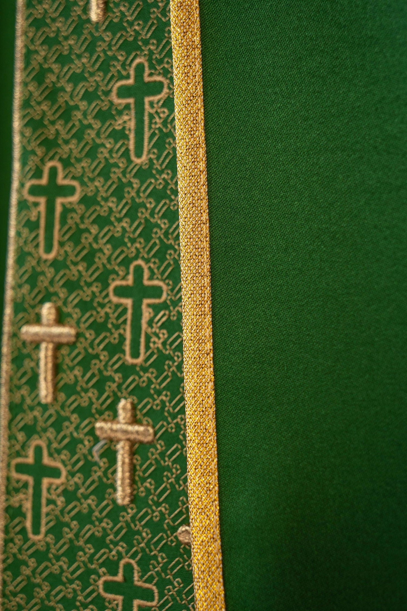 Chasuble with richly embroidered belt in green crosses