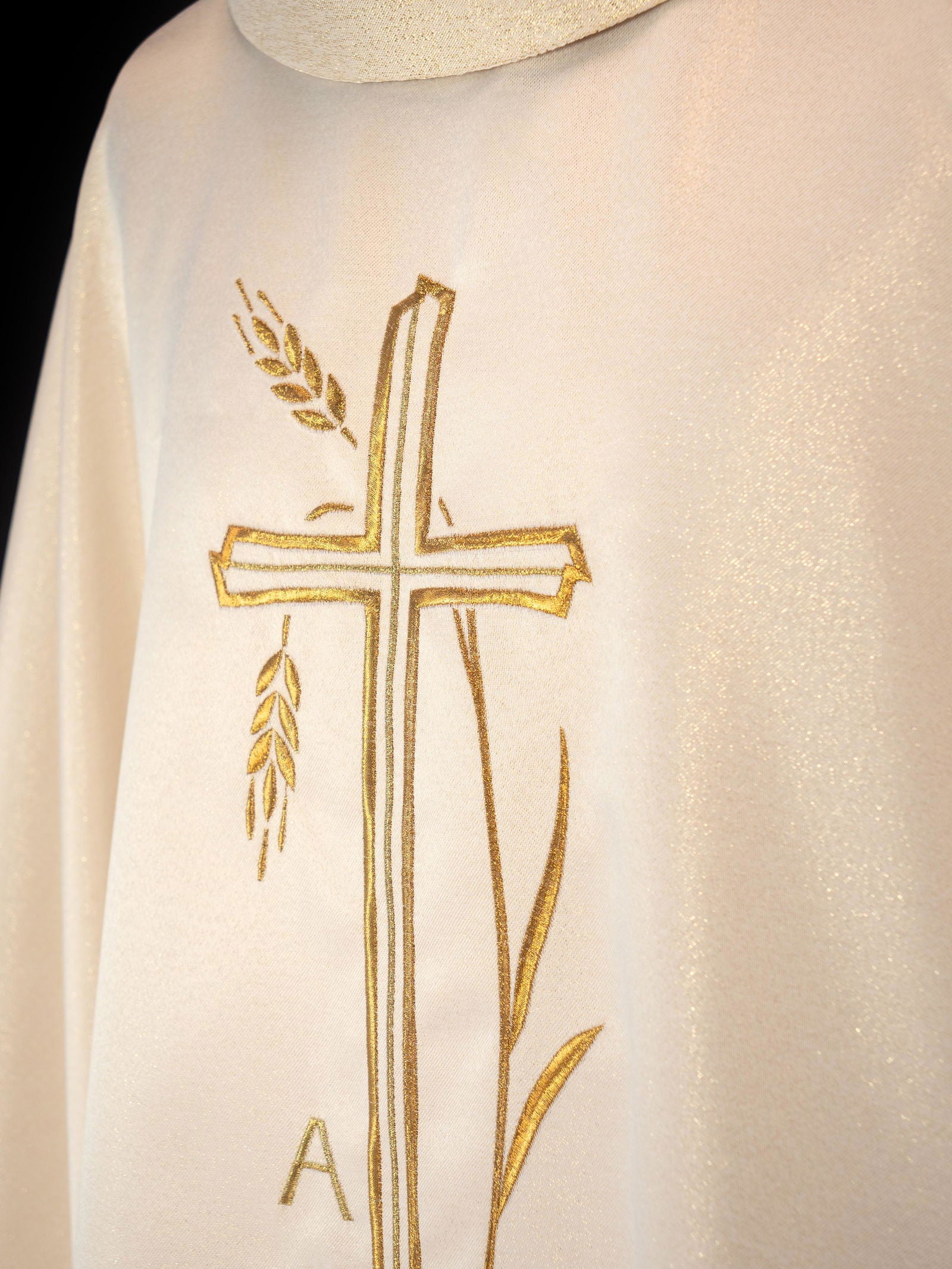 Chasuble with cross and ear motif in ecru color