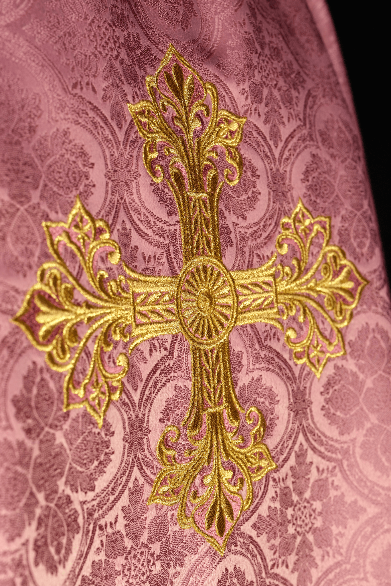 Pink chasuble with a cross made of patterned fabric KOR/403/08/11 - HAFTINAUSA.COM