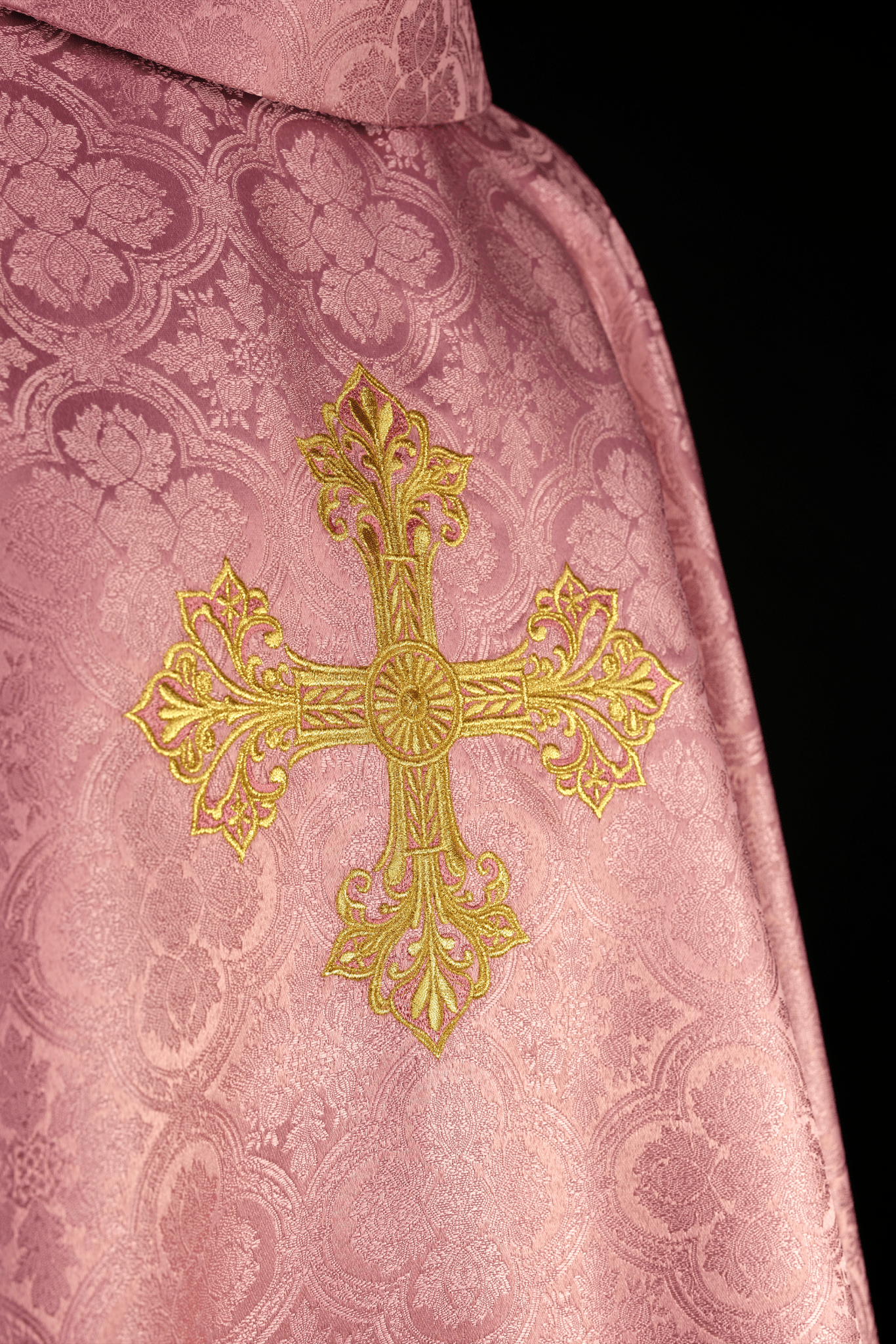 Pink chasuble with a cross made of patterned fabric KOR/403/08/11 - HAFTINAUSA.COM