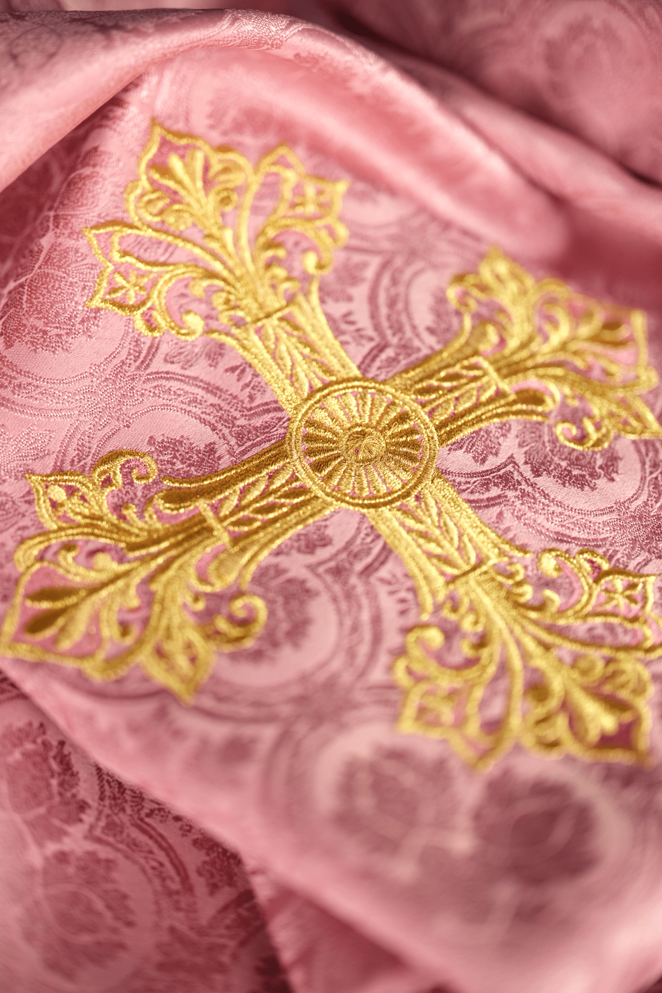 Pink chasuble with a cross made of patterned fabric KOR/403/08/11 - HAFTINAUSA.COM