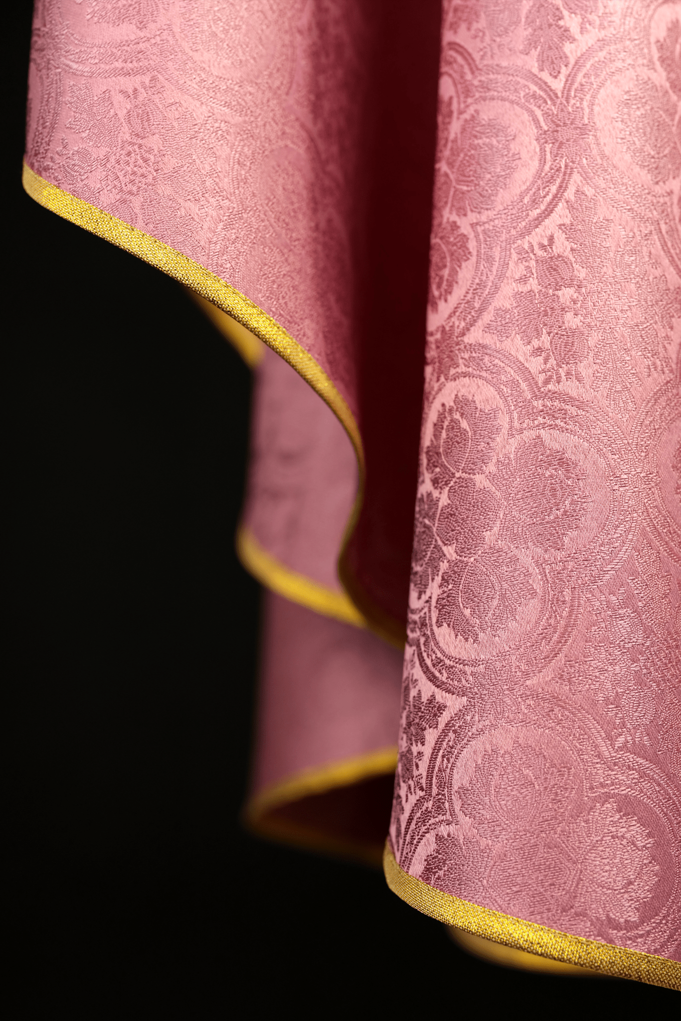 Pink chasuble with a cross made of patterned fabric KOR/403/08/11 - HAFTINAUSA.COM