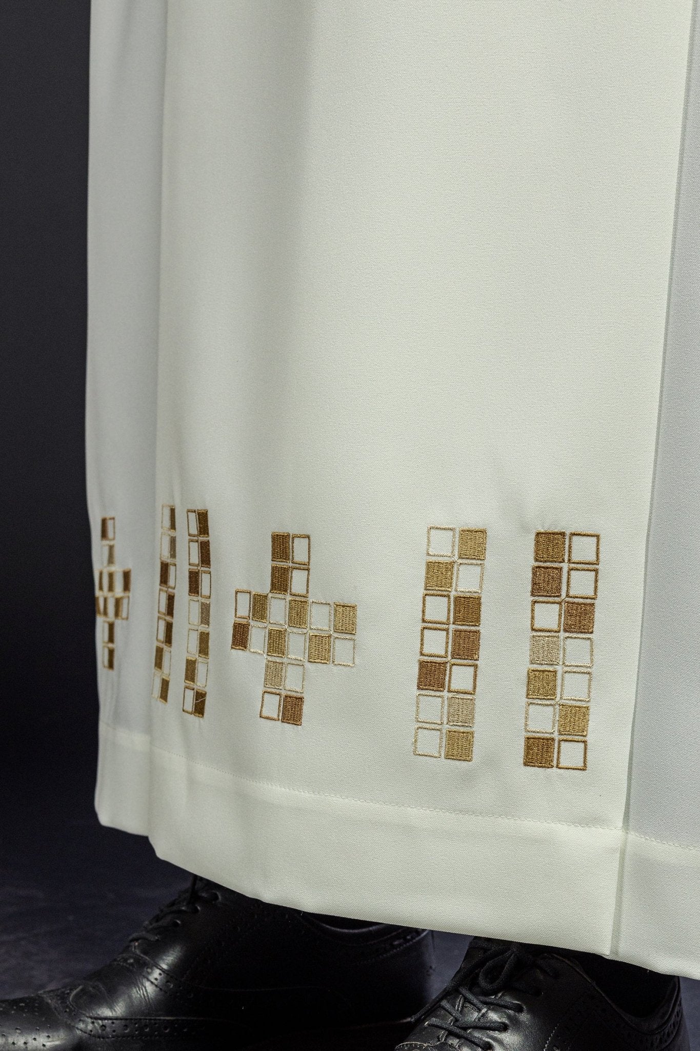 Priest alb in ecru with embroidered mosaic crosess S - 6051 - 05 145cm/176cm - HAFTINAUSA.COM