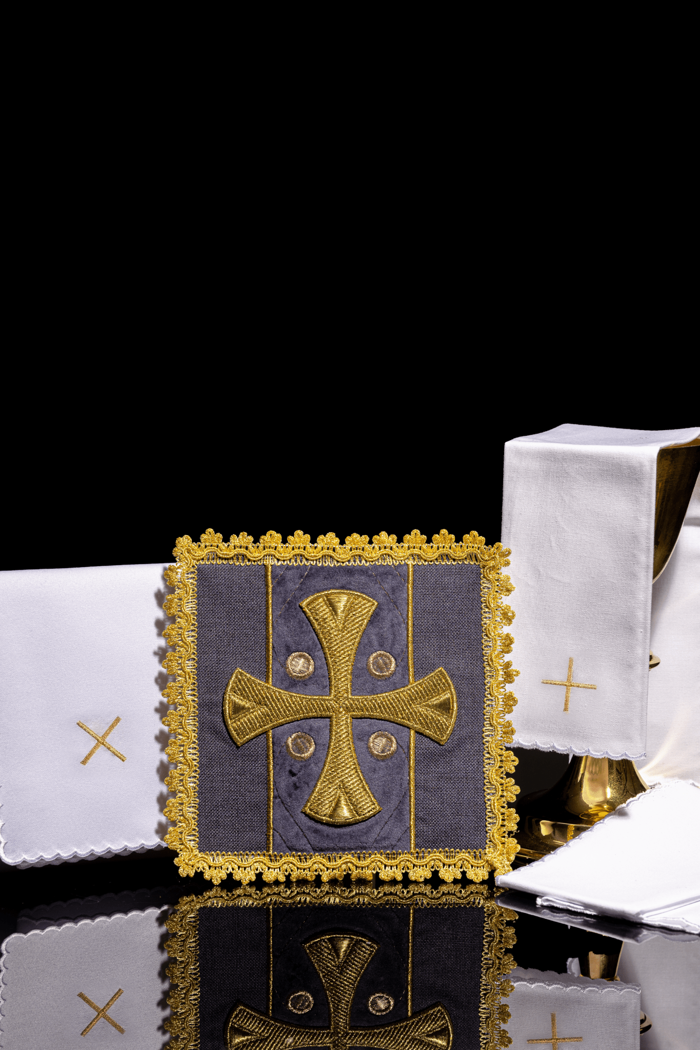 Purple Altar Linens embroidered on velvet S - 5568/03 - HAFTINAUSA.COM