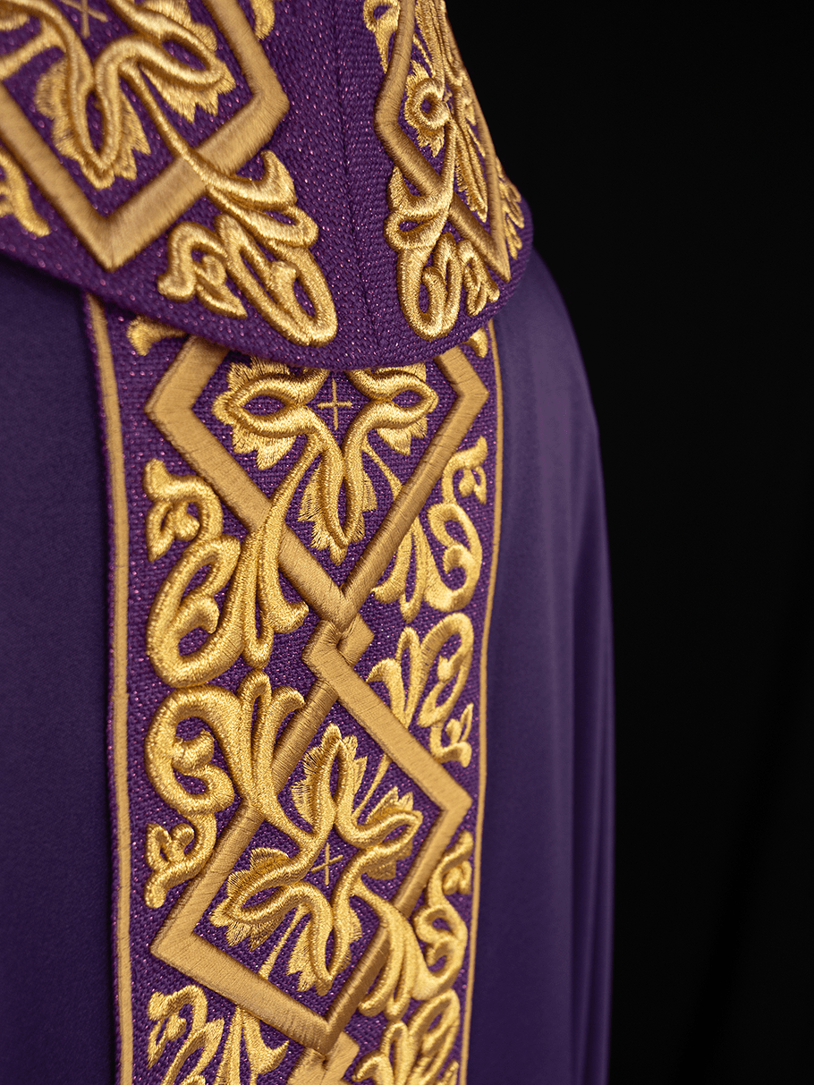Purple chasuble with embroidered collar LE/7027/03 - HAFTINAUSA.COM