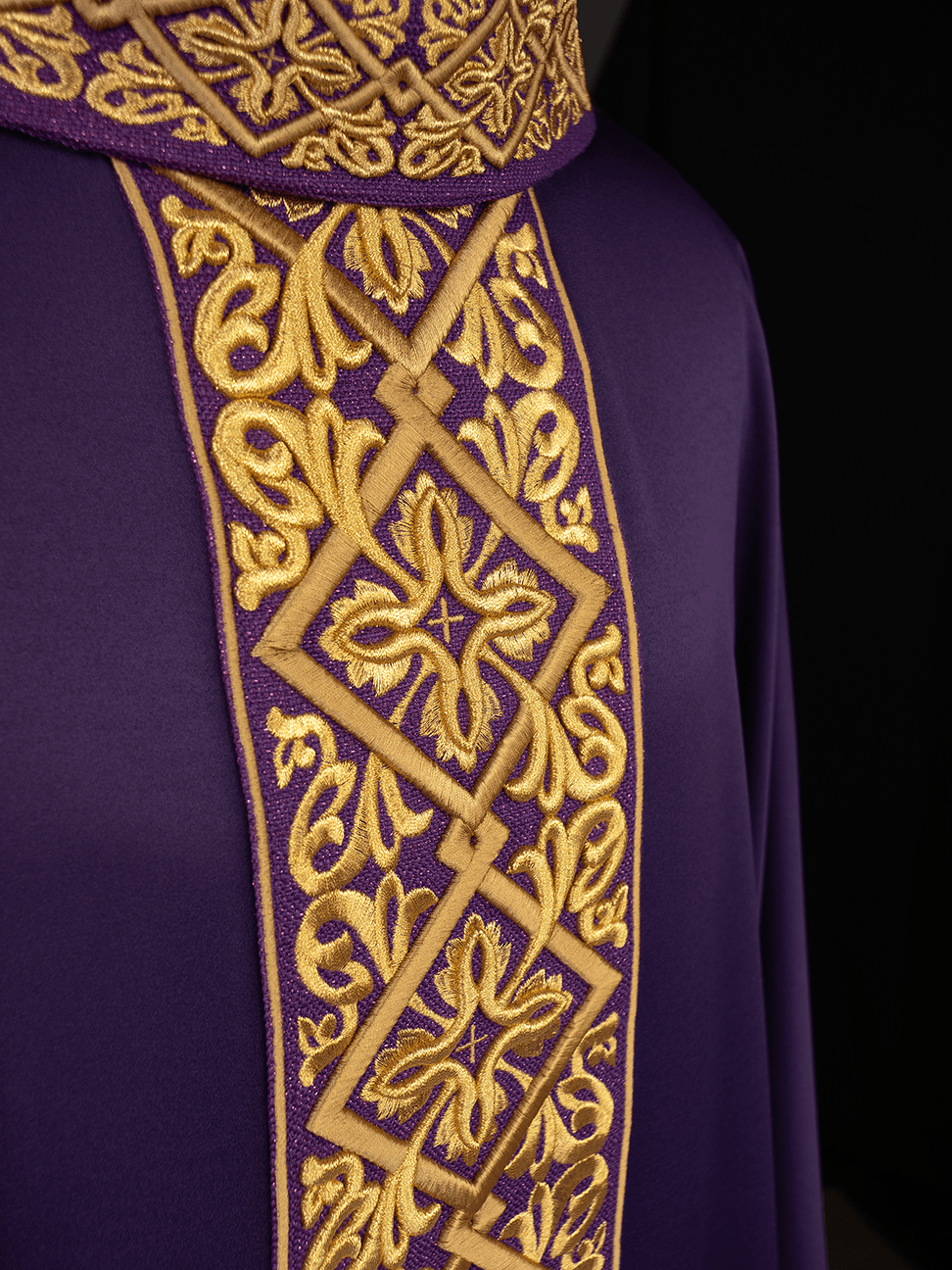 Purple chasuble with embroidered collar LE/7027/03 - HAFTINAUSA.COM