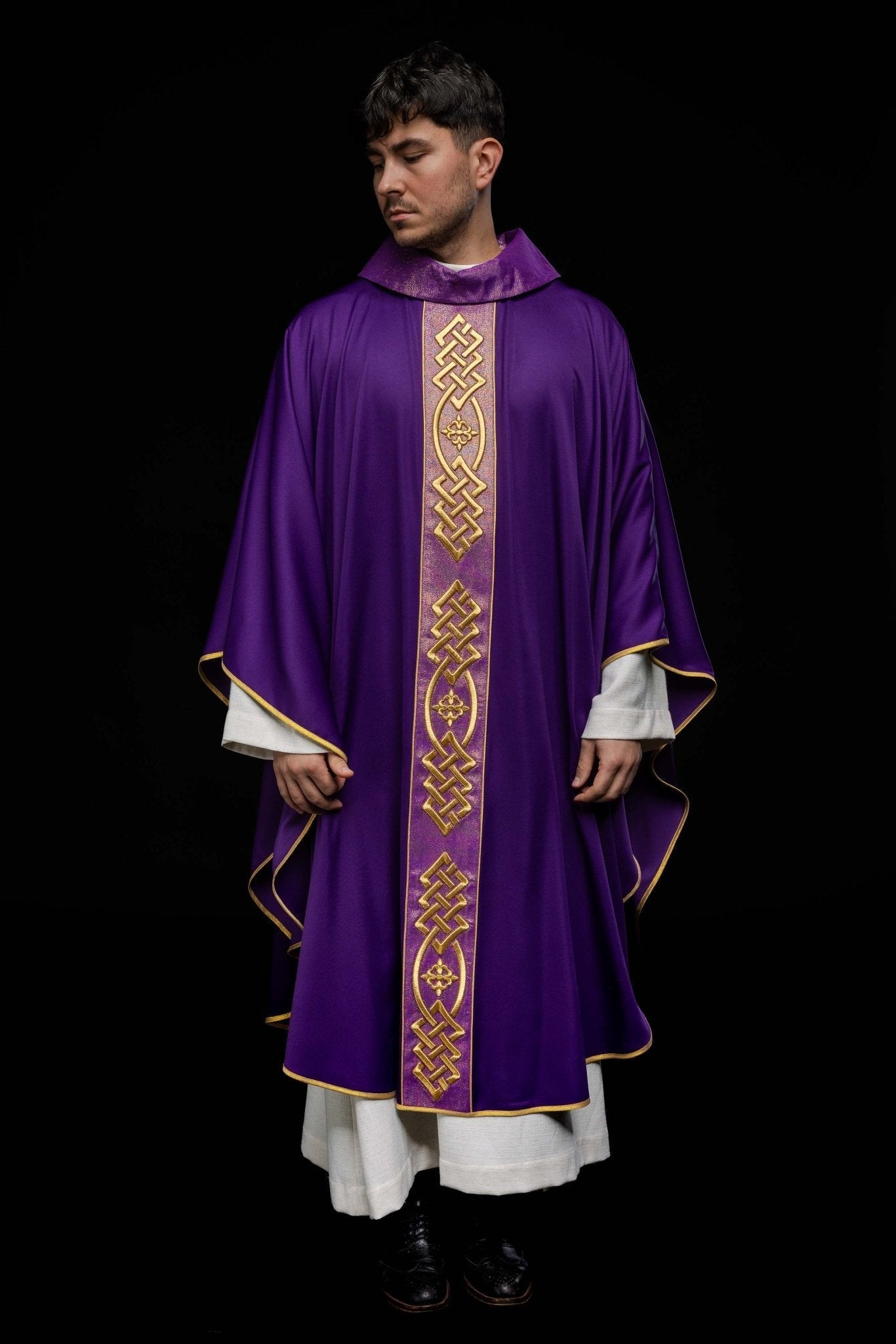 Purple chasuble with narrow embroidery KOR/266/03/53 - HAFTINAUSA.COM