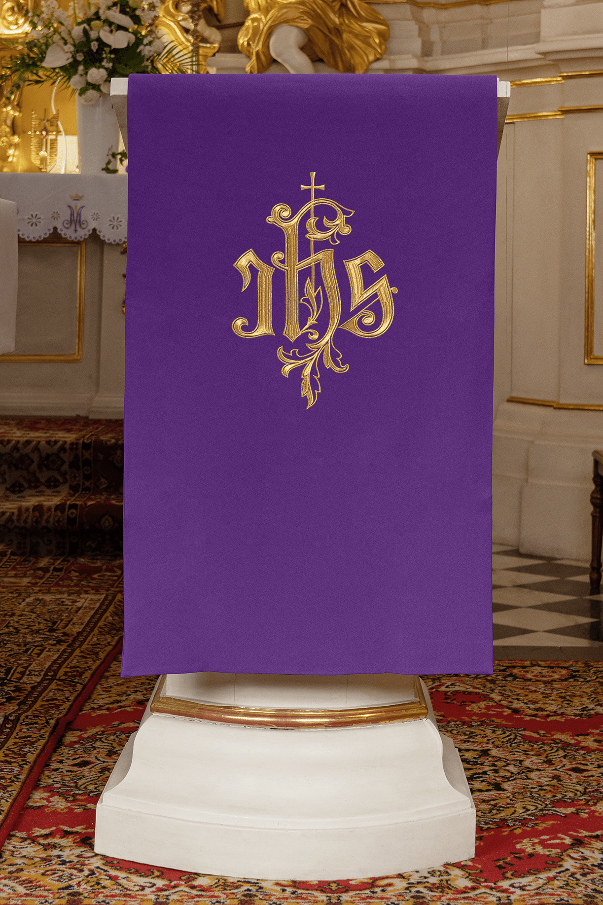 Purple lectern cover embroidered with IHS symbol KMO/013/03/01 FIOLET 55*250 - HAFTINAUSA.COM