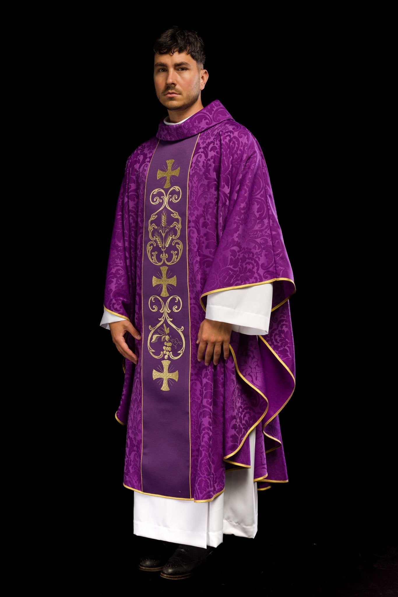 Purple liturgical chasuble decorated with an embroidered belt KOR/148/03/81 - HAFTINAUSA.COM